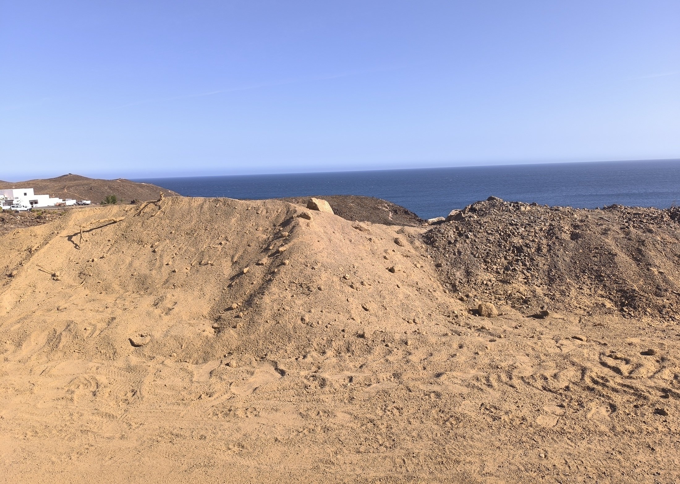 Material del propio camino a Los Ancones depositado en el margen del mismo