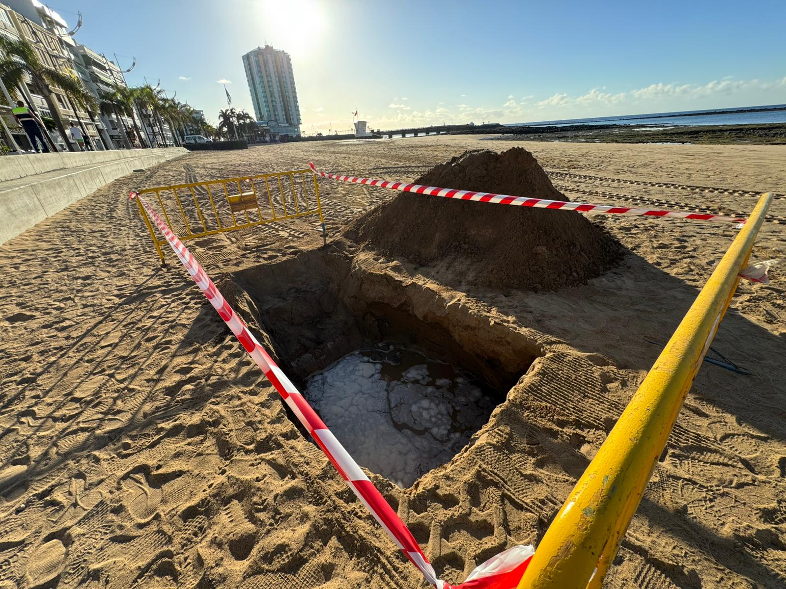 Una de las zanjas abiertas en El Reducto para detectar las filtraciones de aguas fecales. Foto: Andrea Domínguez. Una de las zanjas abiertas en El Reducto para detectar las filtraciones de aguas fecales. Foto: Andrea Domínguez.