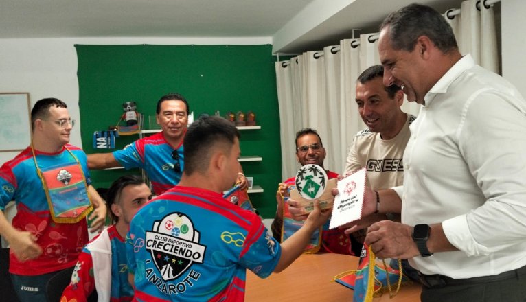 Juan Monzón con el CD Creciendo (1)kl Juan Monzón con el CD Creciendo (1)kl