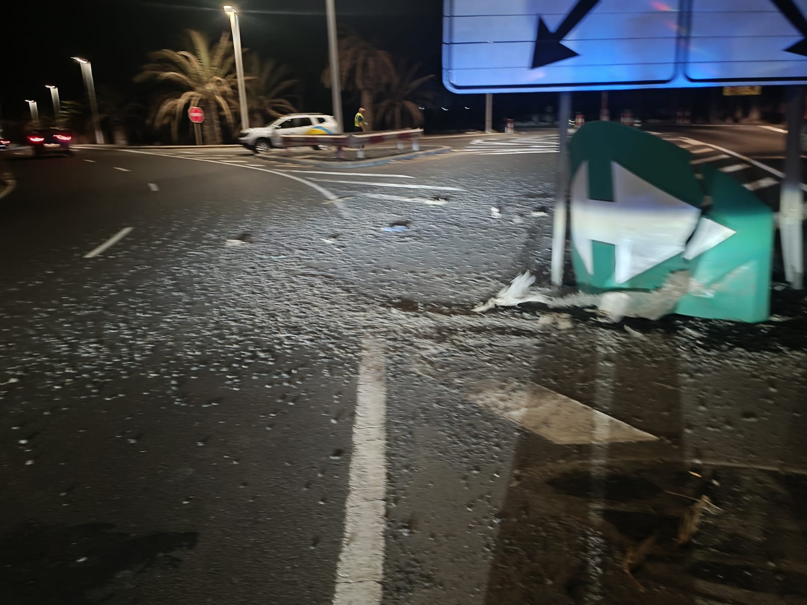Estado de la carretera tras salirse un vehículo de la vía en el Aeropuerto de Lanzarote.