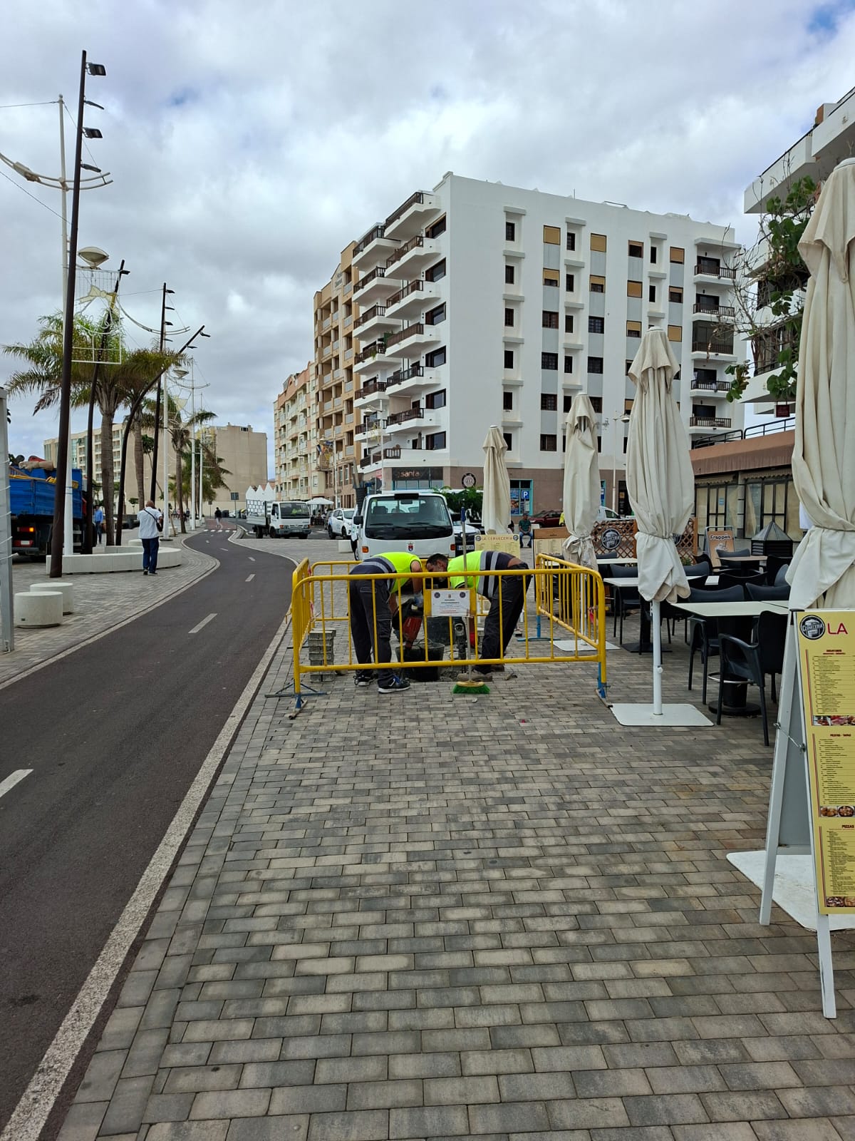 Catas para localizar la fuga de aguas fecales en la playa de El Reducto