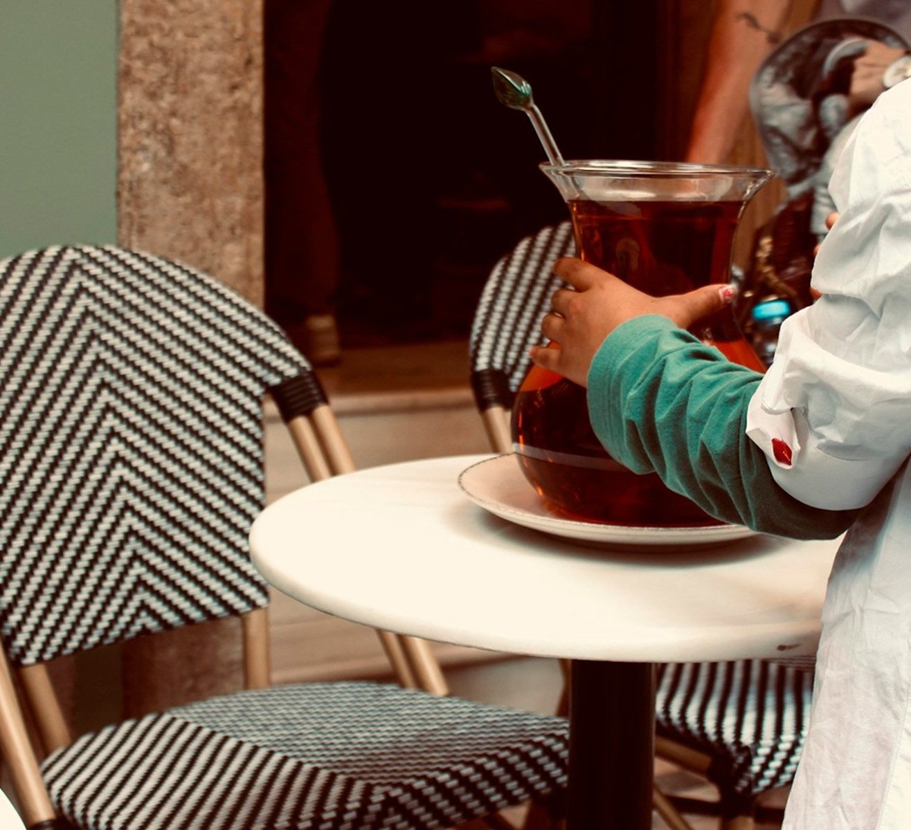 camarera trabajando en hosteleria