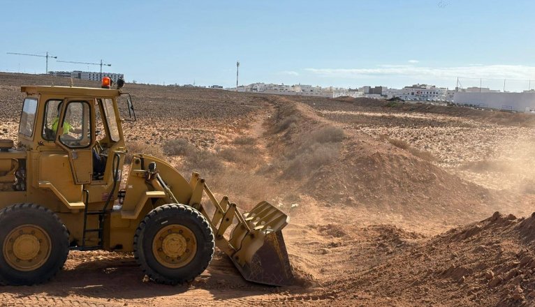 For days, machinery and workers from the Arrecife City Council have been carrying out work to channel the ravines north of Argana Alta