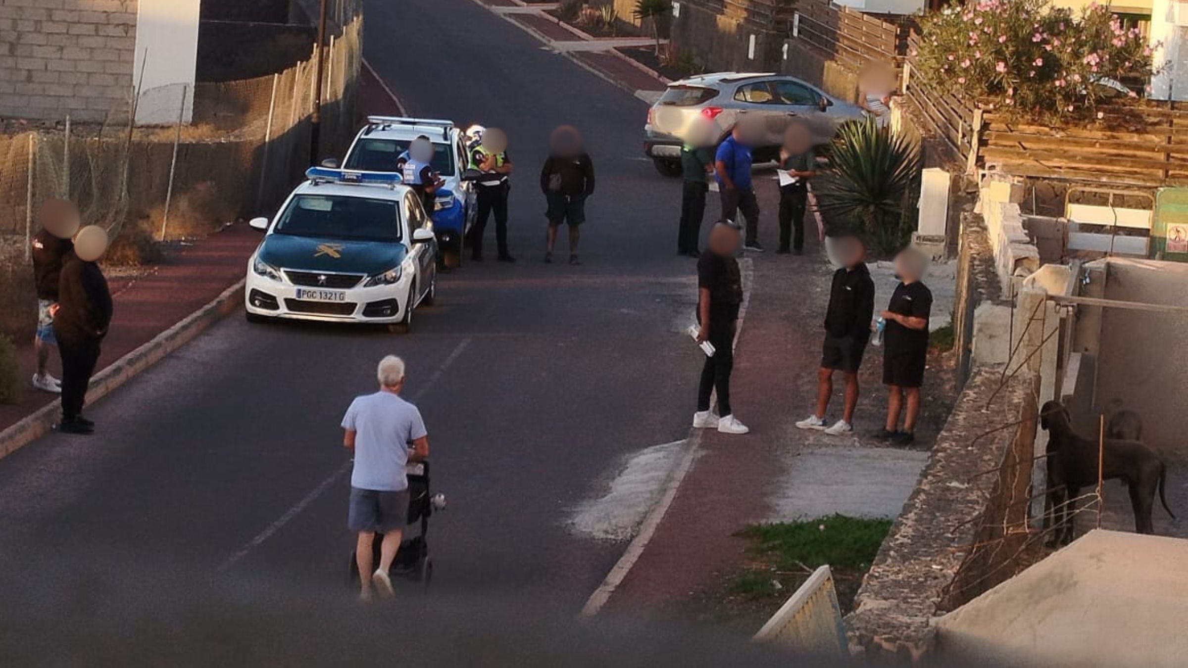 Agentes de la Guardia Civil, Policía Local y trabajadores de Lanzaokupa en las viviendas de villas Camelot. Foto: Cedida. Agentes de la Guardia Civil, Policía Local y trabajadores de Lanzaokupa en las viviendas de villas Camelot. Foto: Cedida.