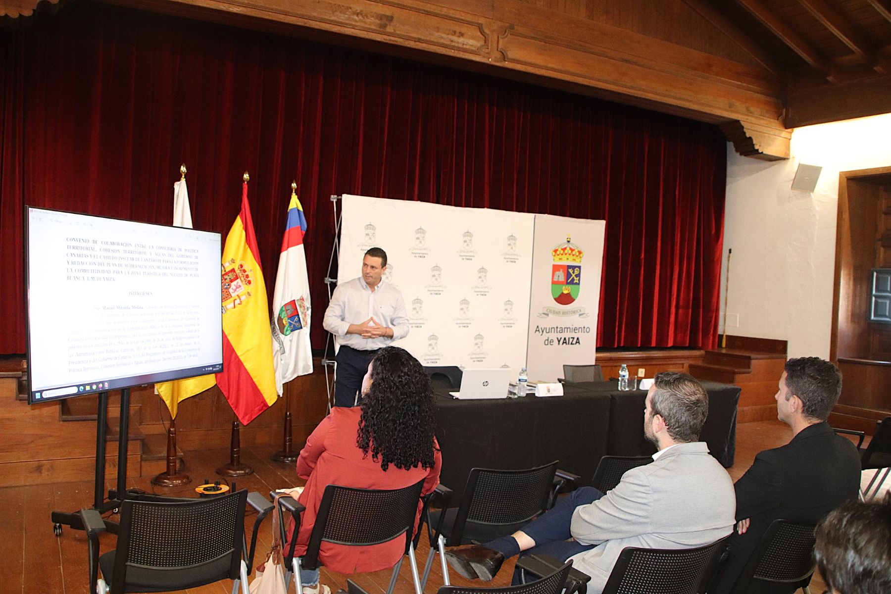 Reunión alcalde de Yaiza con empresarios 