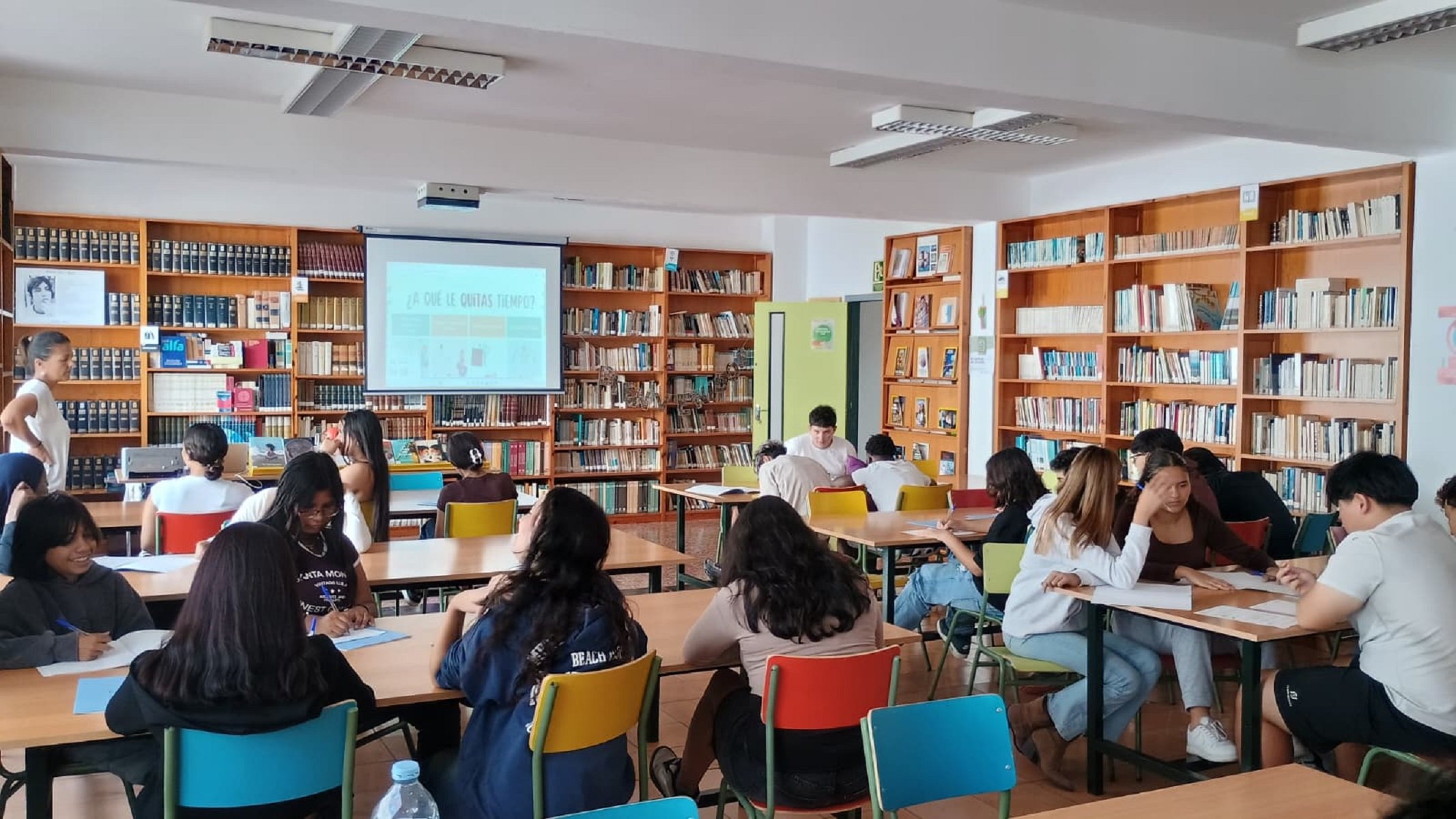 Celebración de uno de los talleres biblioteca en el IES Blas Cabrera Felipe