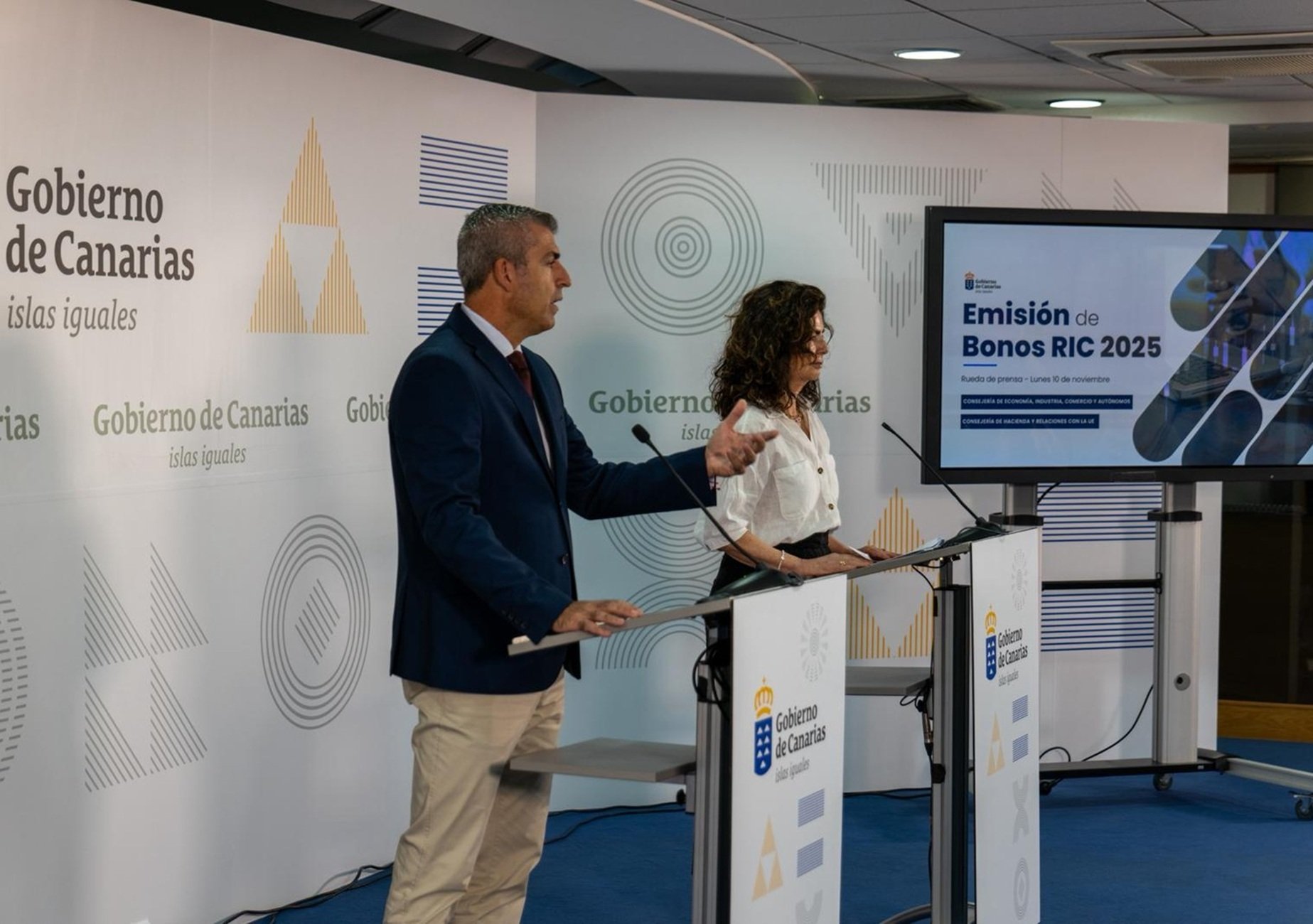 Manuel Domínguez y Matilde Asian durante la presentación