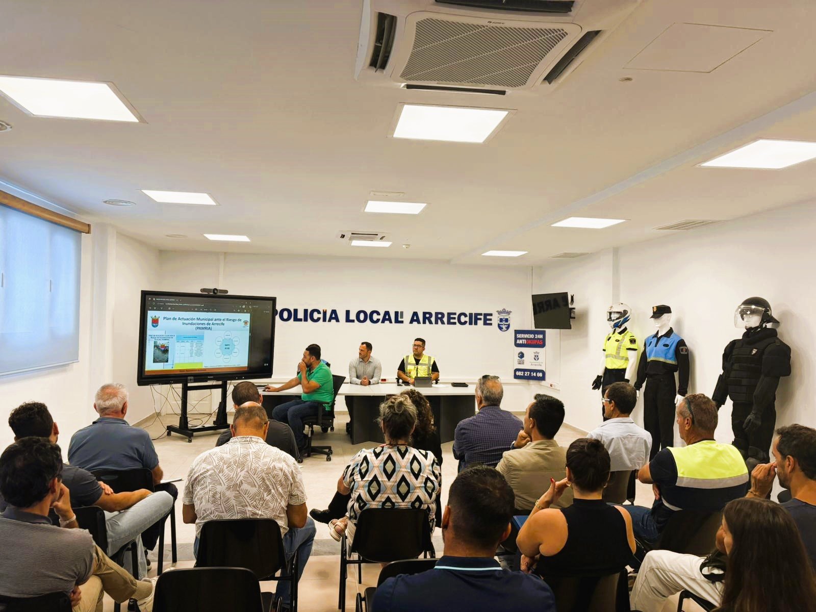 Reunión temprana de los responsables de Áreas del Ayuntamiento de Arrecife para la coordinación ante la borrasca Claudia. El alcalde ha decretado la suspensión de actividades al aire libre 