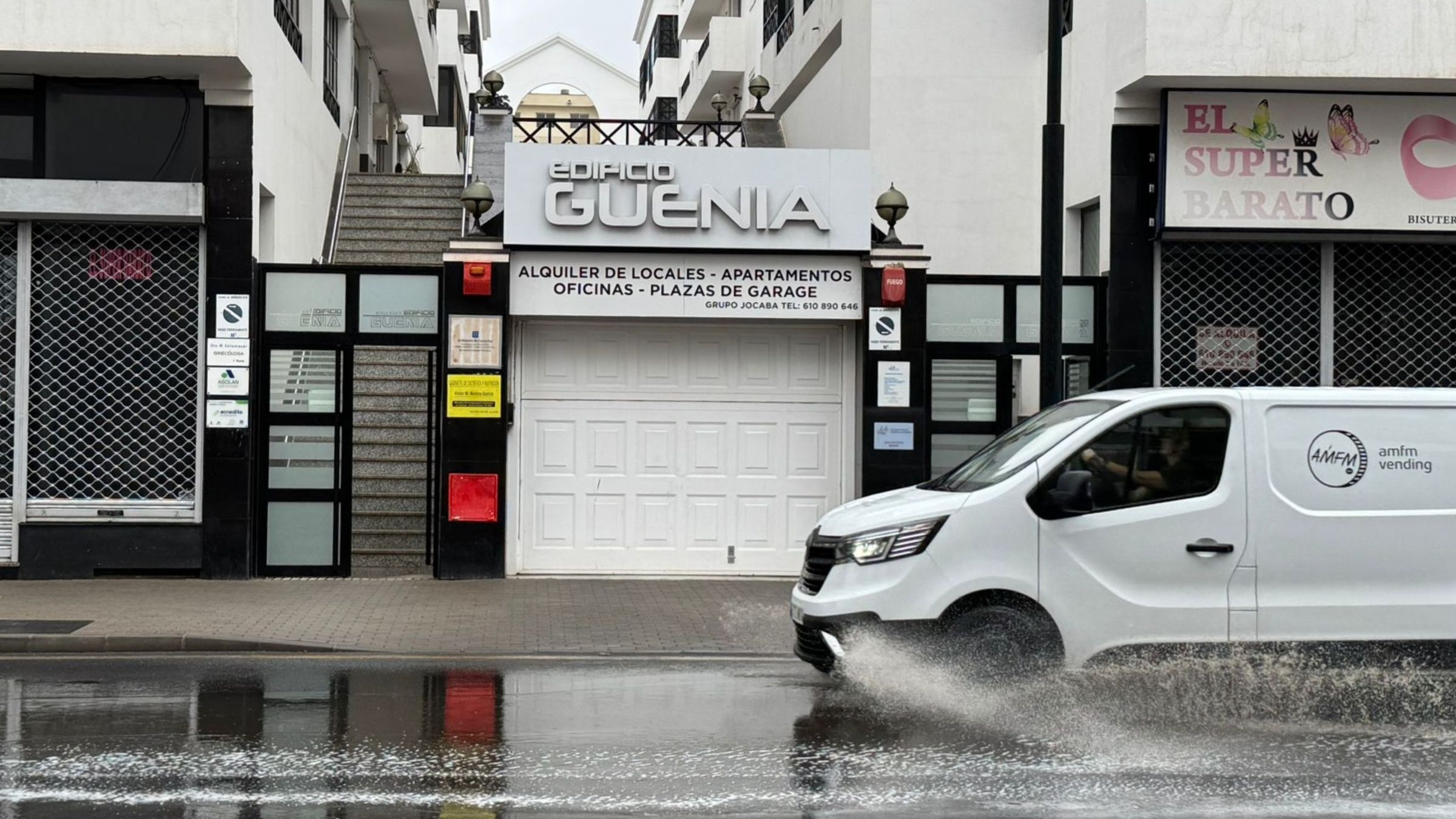 Uno de los charcos formados por la lluvia en la Avenida Manolo Millares de Arrecife. Foto: Andrea Domínguez.
