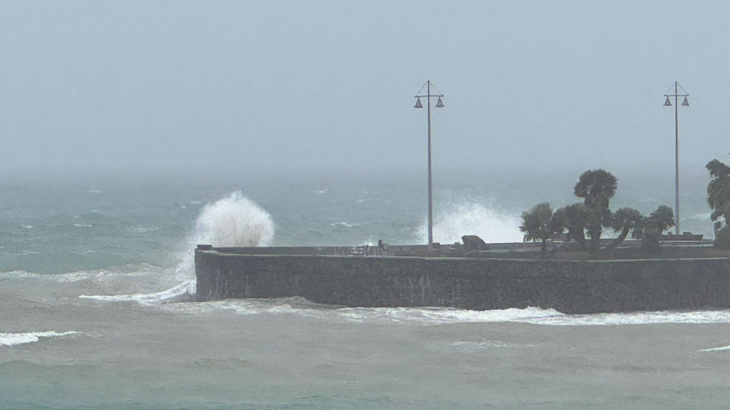 Oleaje en la Punta del Camello, en Arrecife. Foto: Andrea Domínguez. Oleaje en la Punta del Camello, en Arrecife. Foto: Andrea Domínguez.