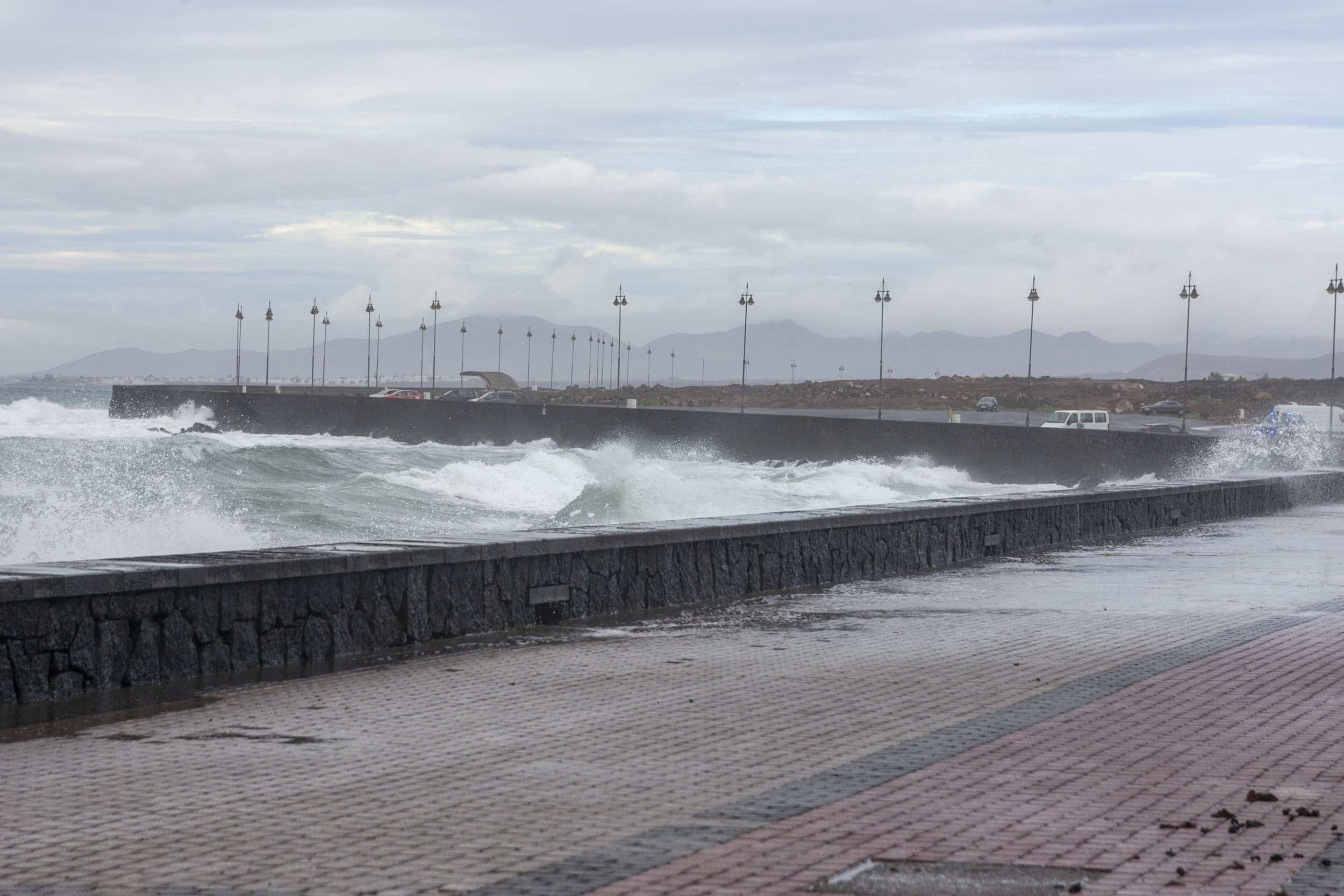 Oleaje en la Punta del Camello, en Arrecife. Foto: Juan Mateos