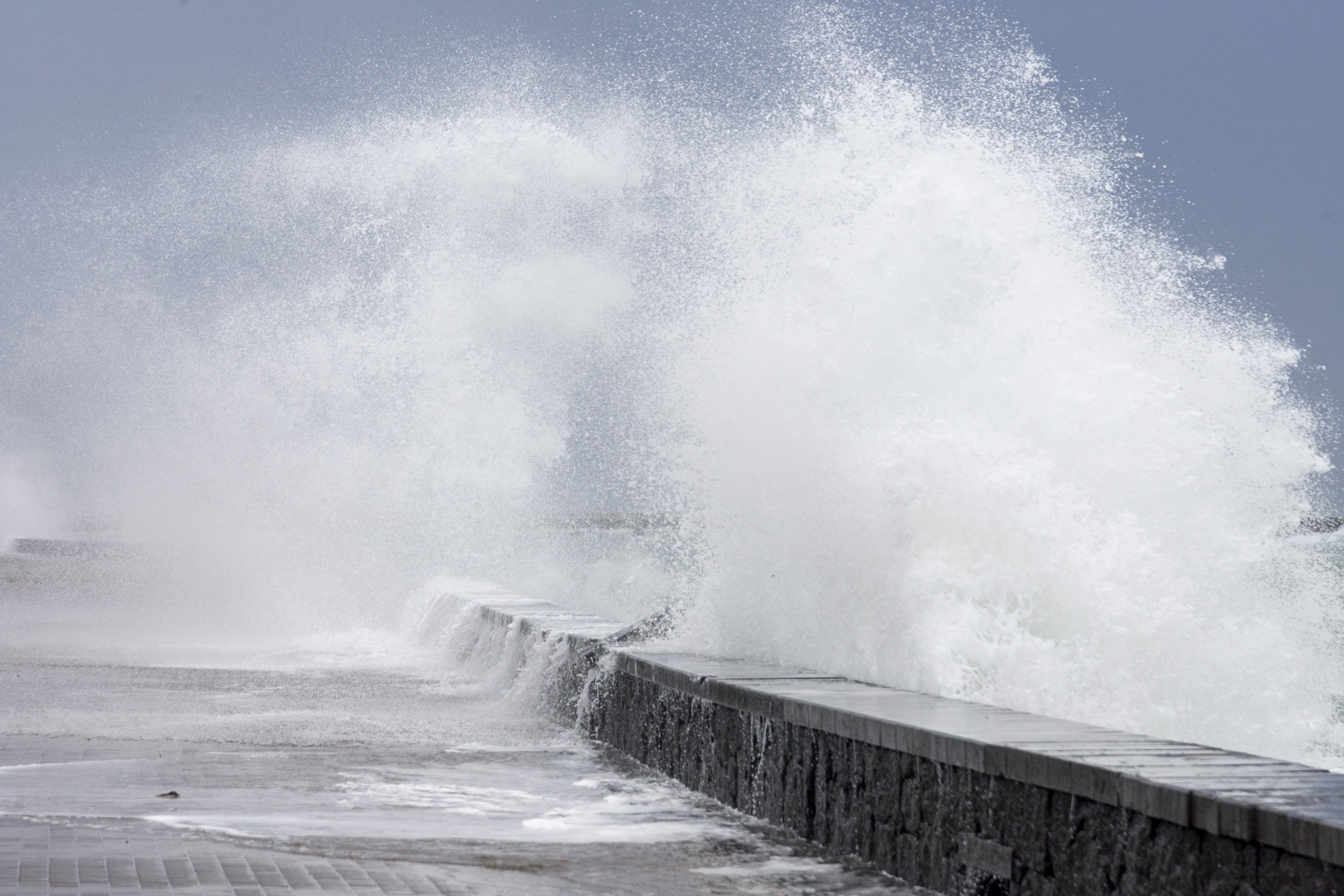 Oleaje en la Punta del Camello, en Arrecife. Foto: Juan Mateos