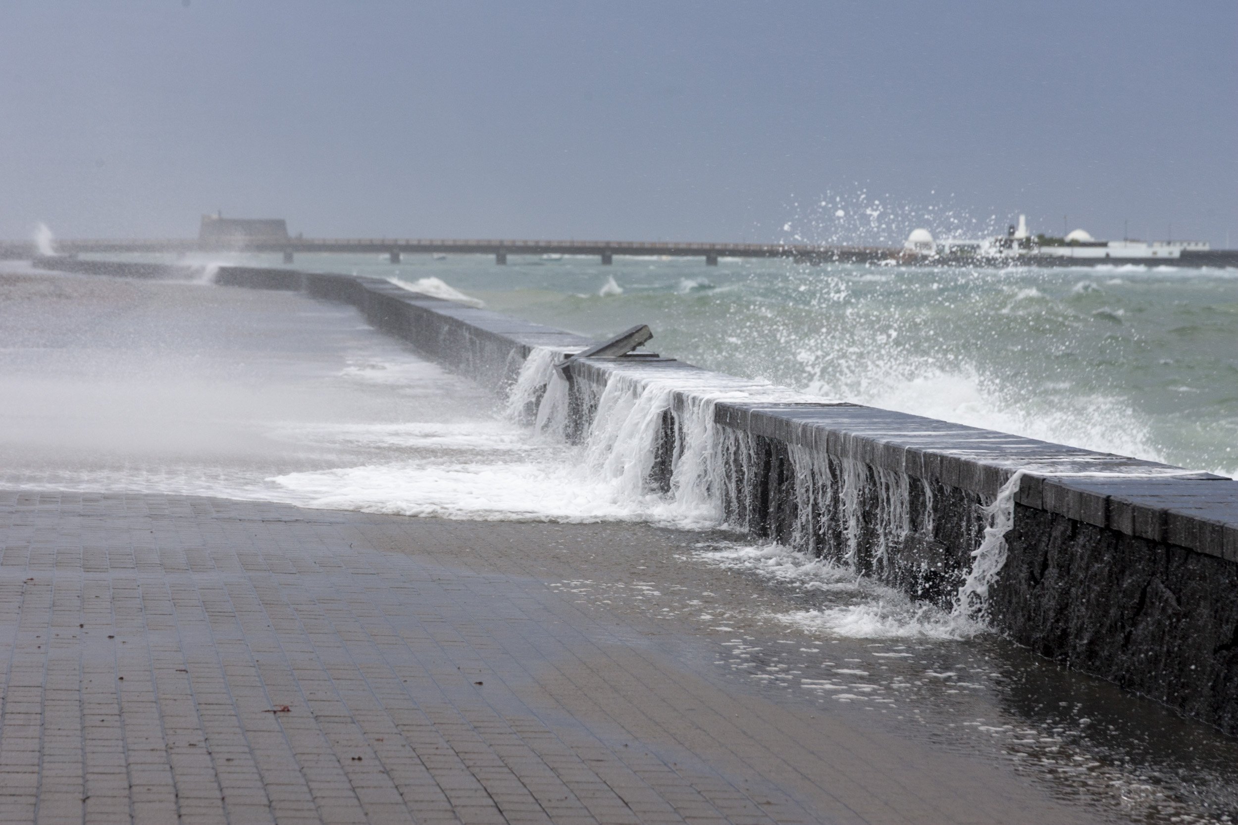 Oleaje en la Punta del Camello, en Arrecife. Foto: Juan Mateos Oleaje en la Punta del Camello, en Arrecife. Foto: Juan Mateos