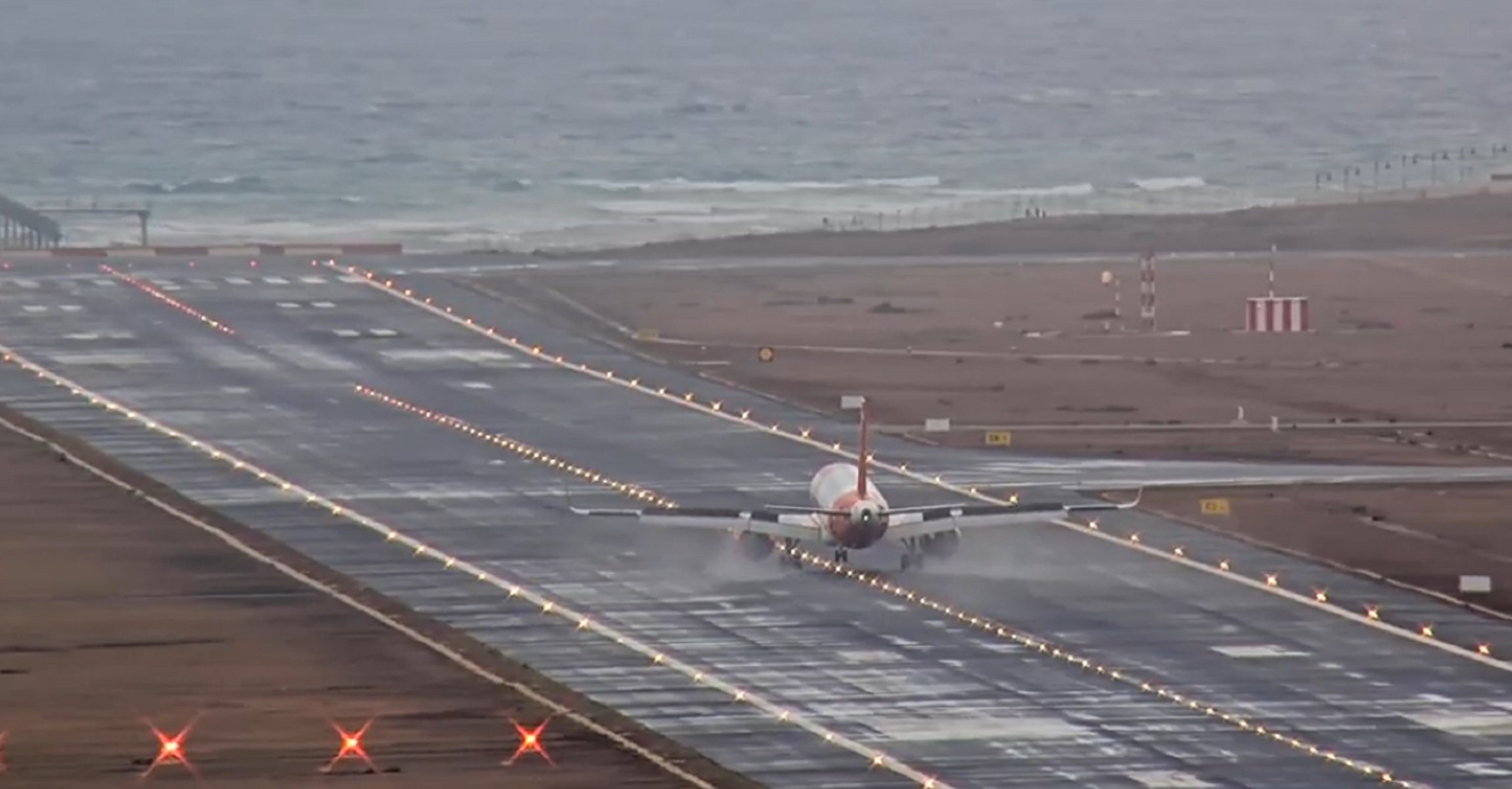 Un avión despegando este jueves en el Aeropuerto de Lanzarote. Foto: Lanzarote webcam.