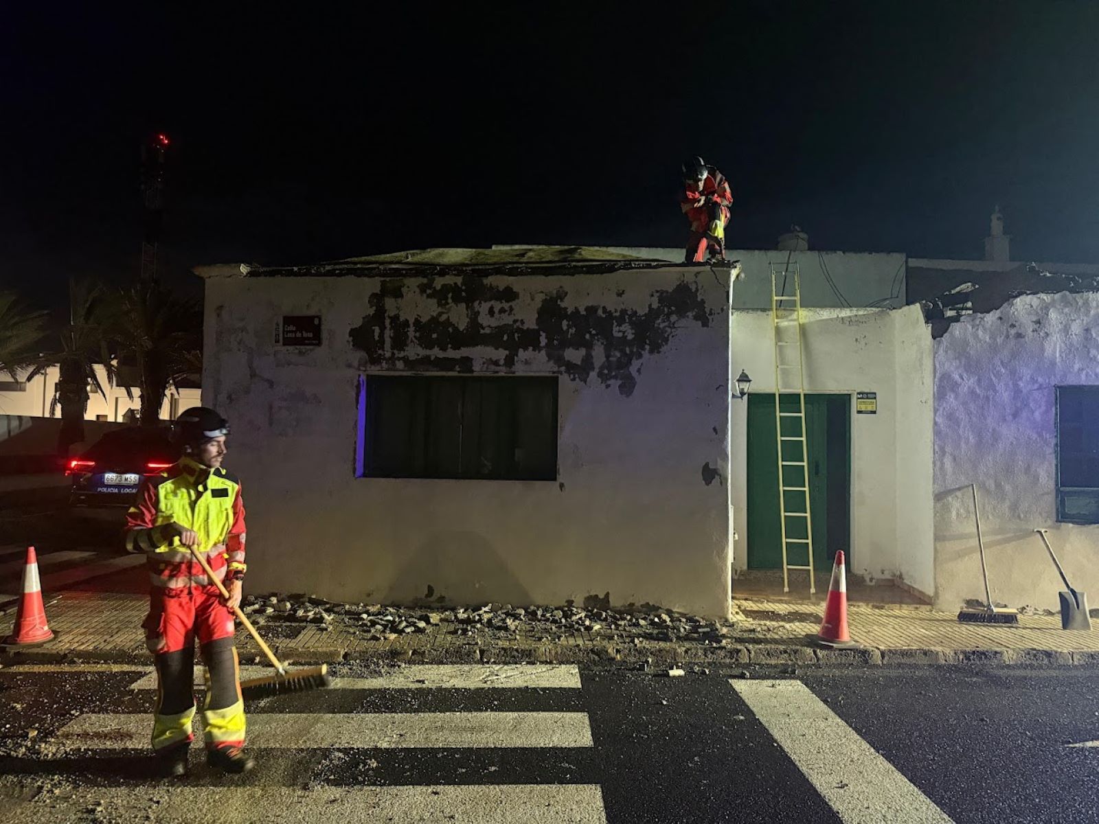 Caída de una cornisa de una vivienda abandonada por el viento