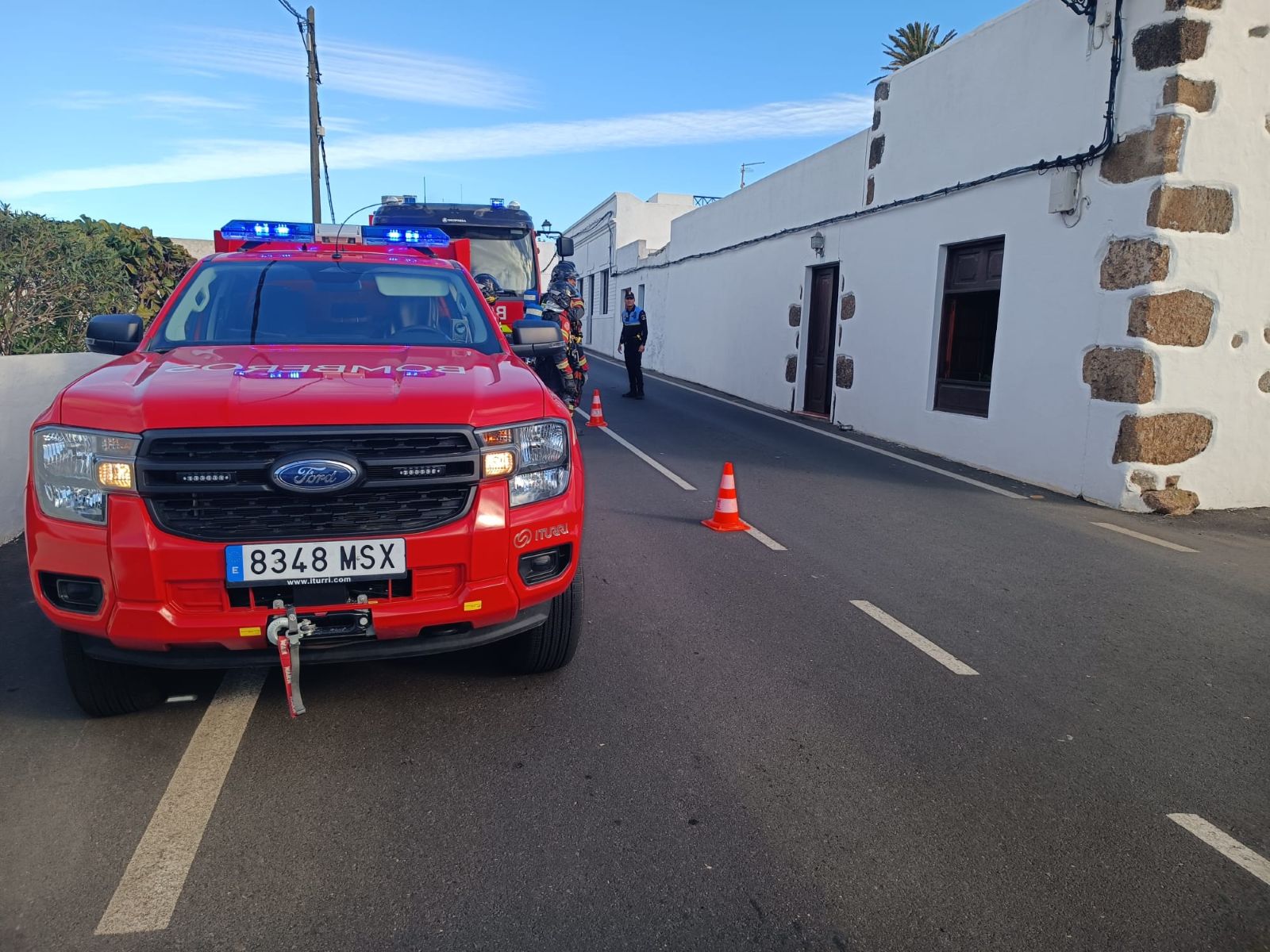 Los bomberos actuando en Haría 