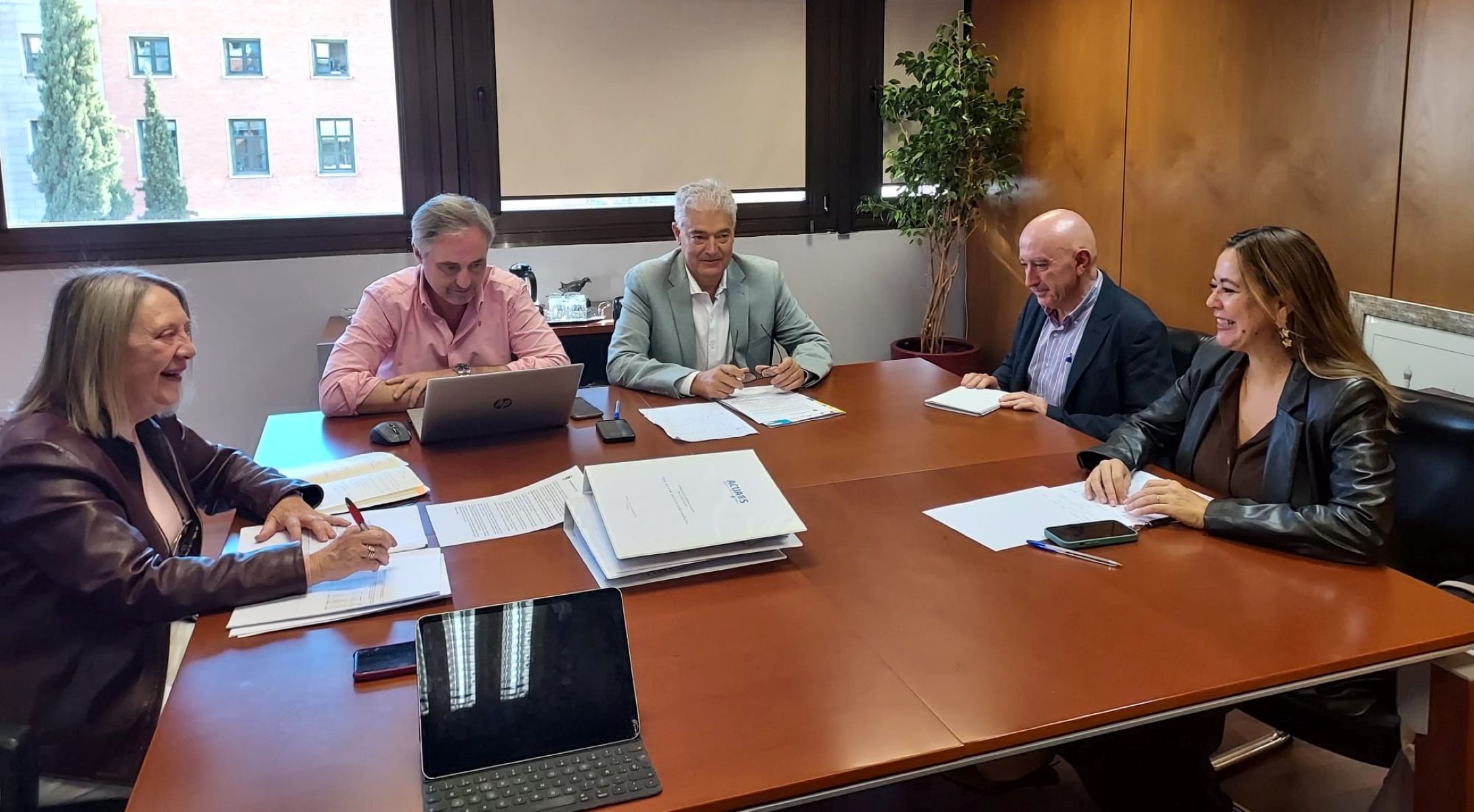 María Dolores Corujo y José Juan Cruz en una reunión con responsables de ACUAES María Dolores Corujo y José Juan Cruz en una reunión con responsables de ACUAES