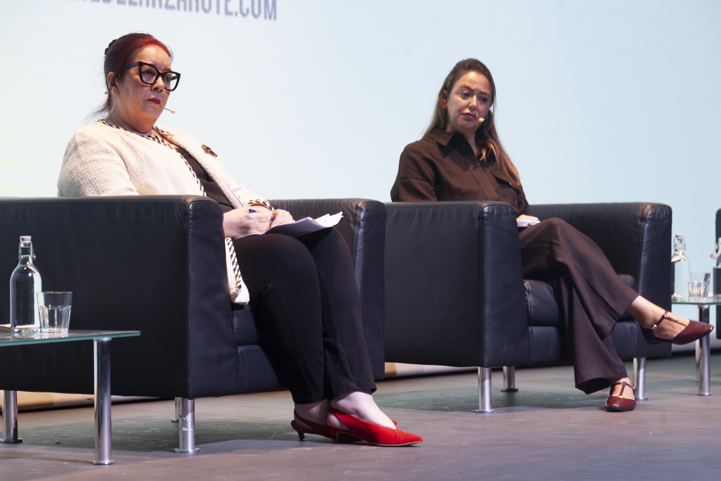 Las expresidentas socialistas Manuela Armas y Dolores Corujo en la Mesa del Agua. Foto: Juan Mateos.