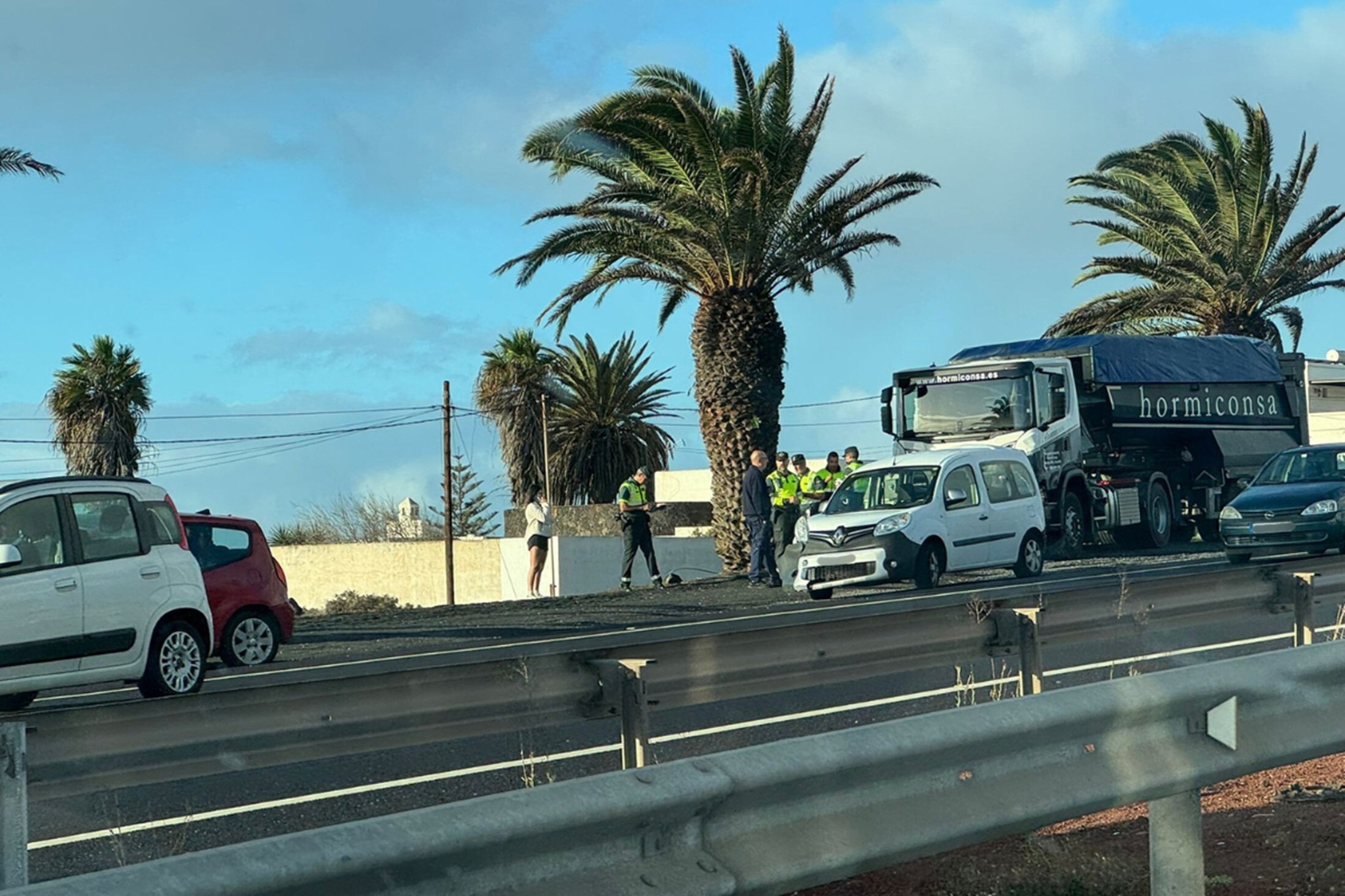 Accidente sin heridos a la altura entre Playa Honda y El Cable. Foto: Andrea Domínguez
