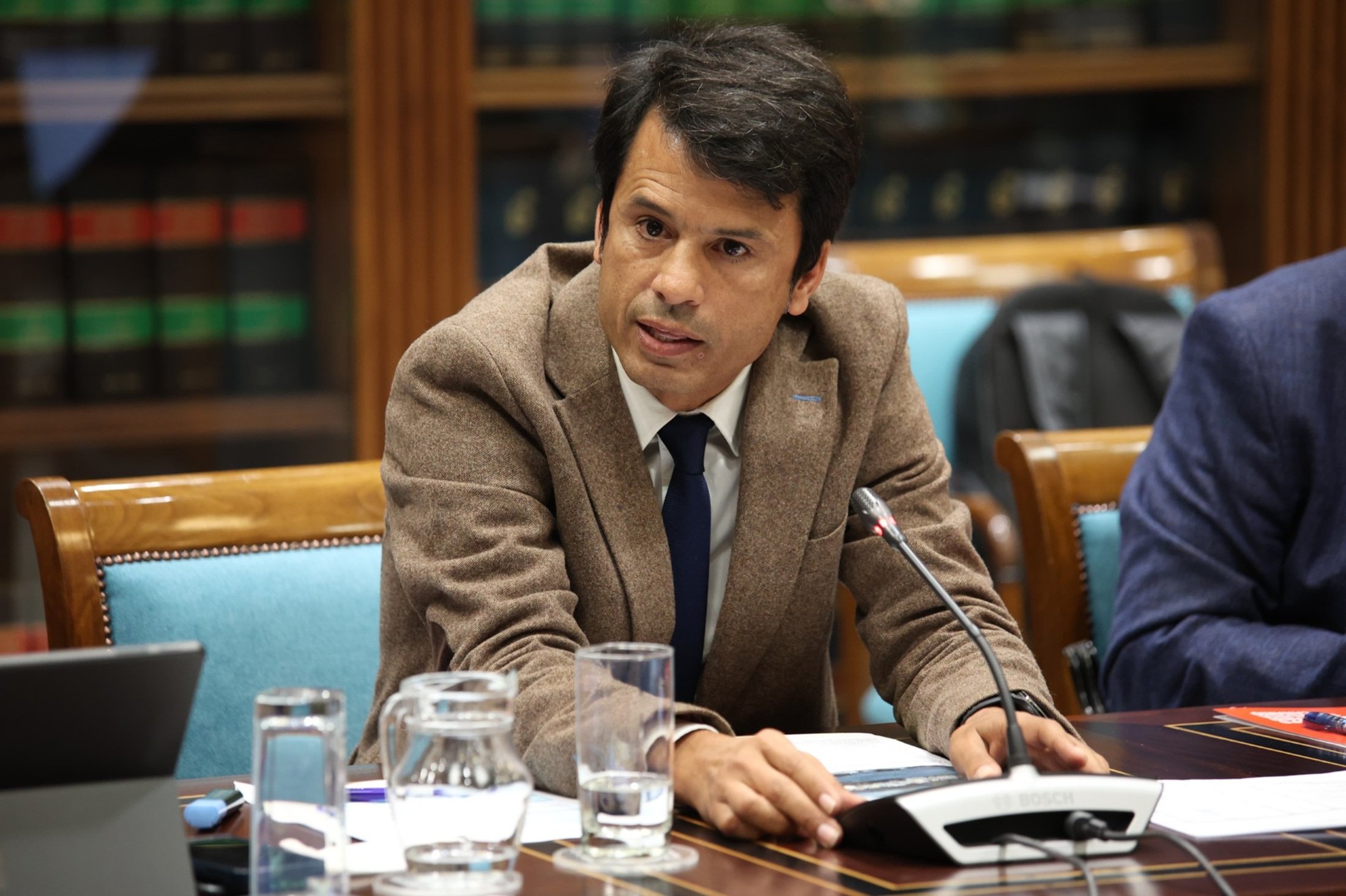 Marcos Bergaz (PSOE) durante la comisión parlamentaria de Vivienda este martes