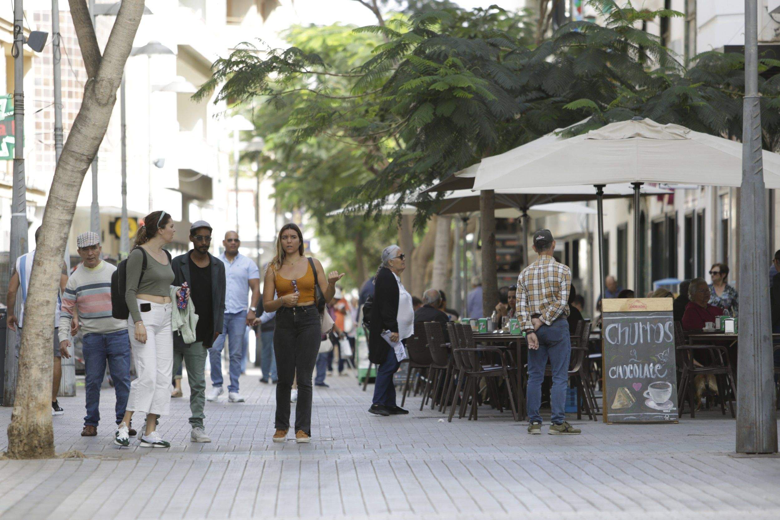 ciudadanos paseando por el centro de Arrecife. Calidad de vida. 