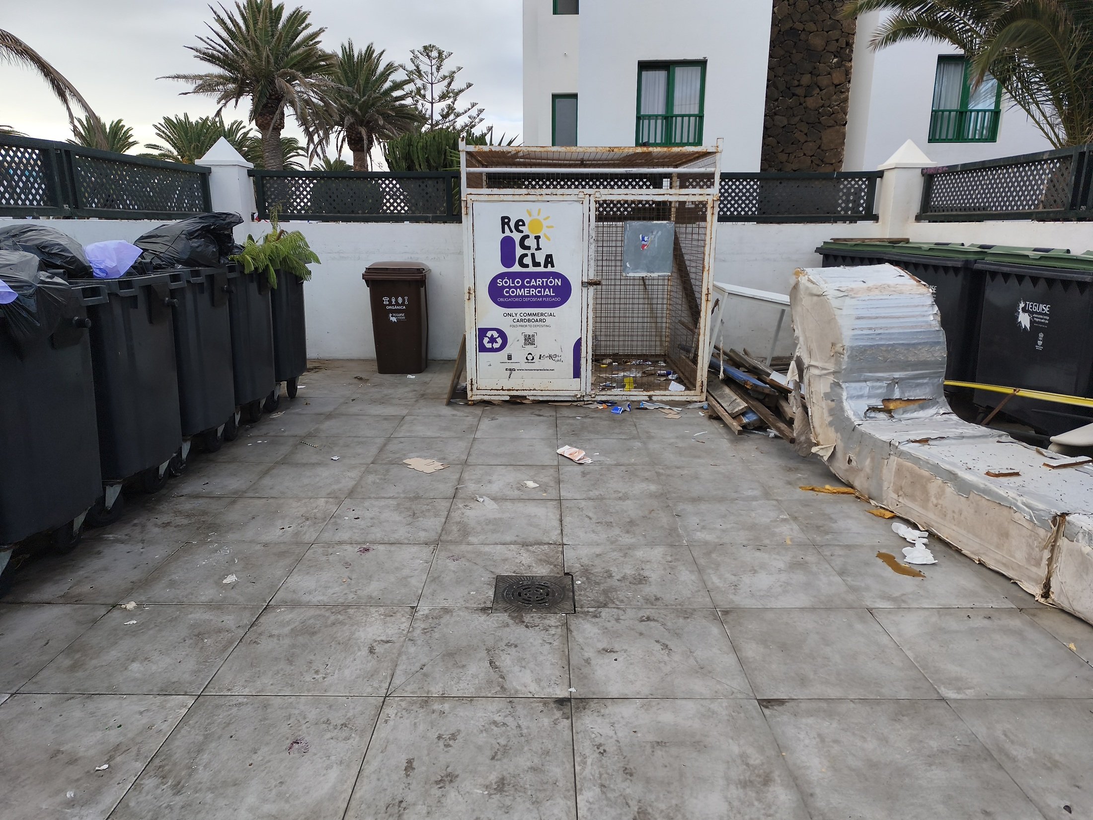 Suciedad y enseres en el basurero de Costa Teguise