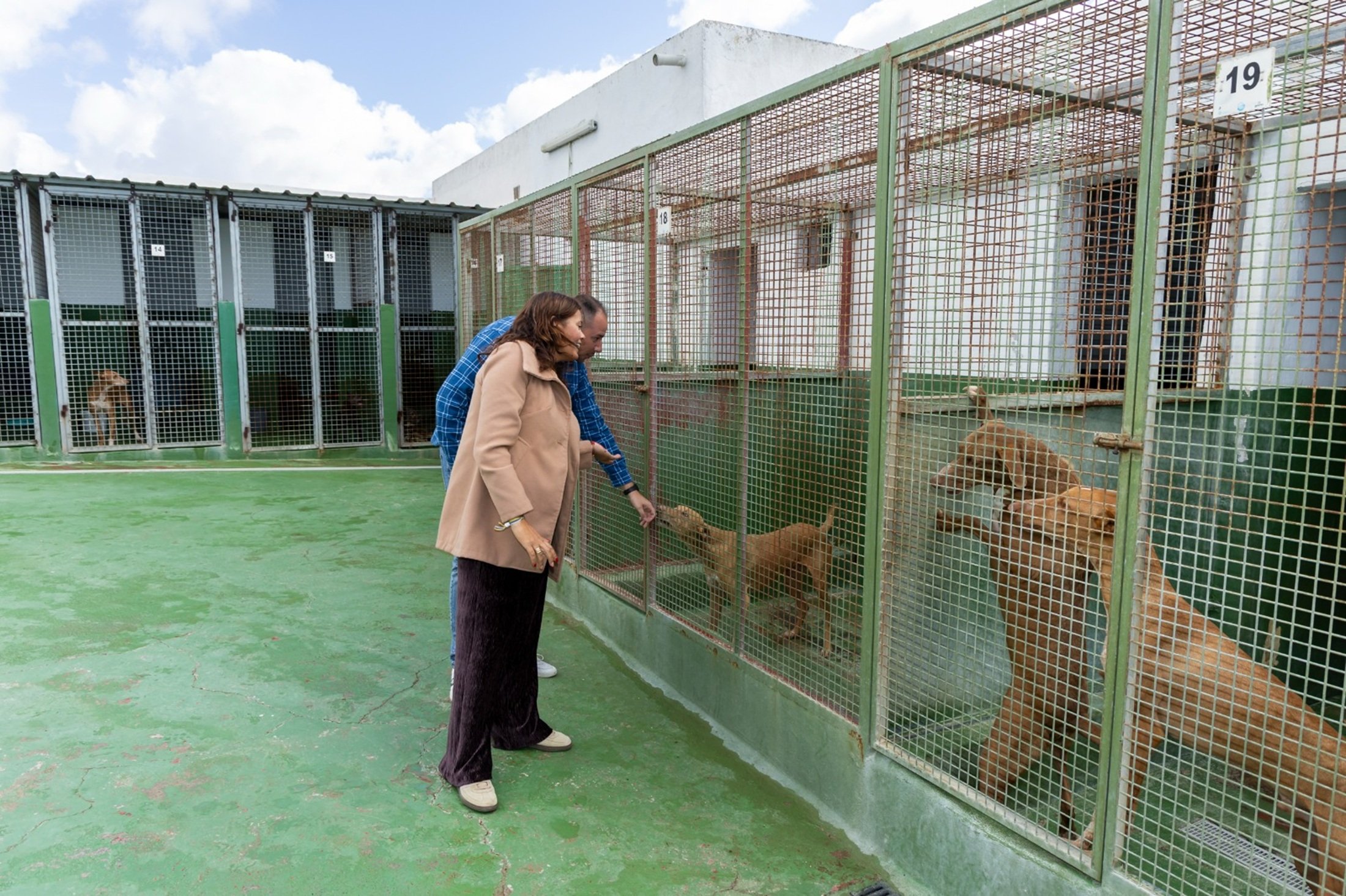 La alcaldesa Olivia Duque y el concejal Ginés González en el Albergue Municipal de Animales