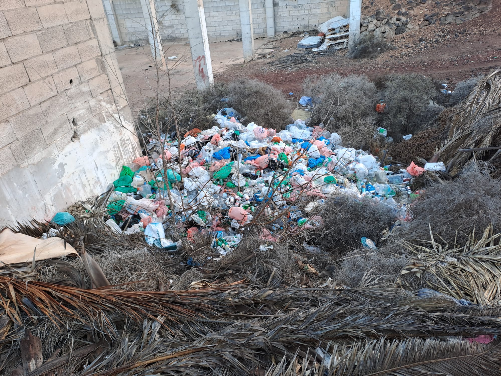 Residuos en un descampado de Playa Blanca, junto al centro de salud. Foto: Cedida.