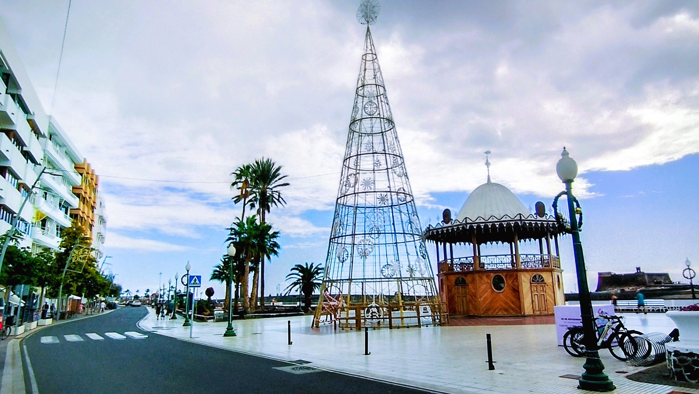 Un enorme árbol de navidad preside la ambientación navideña de Arrecife. Un enorme árbol de navidad preside la ambientación navideña de Arrecife.