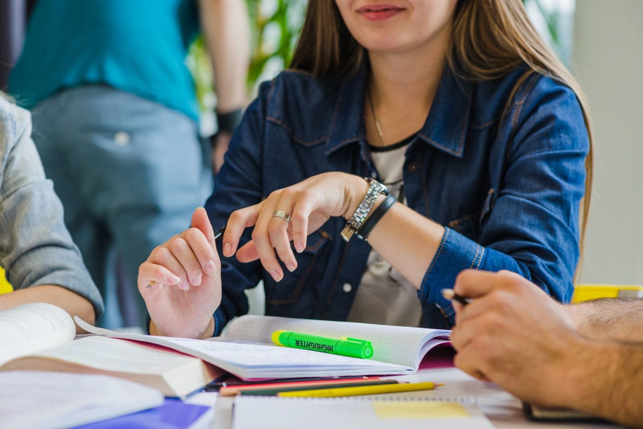 Alumnos estudiando. Universidades.
