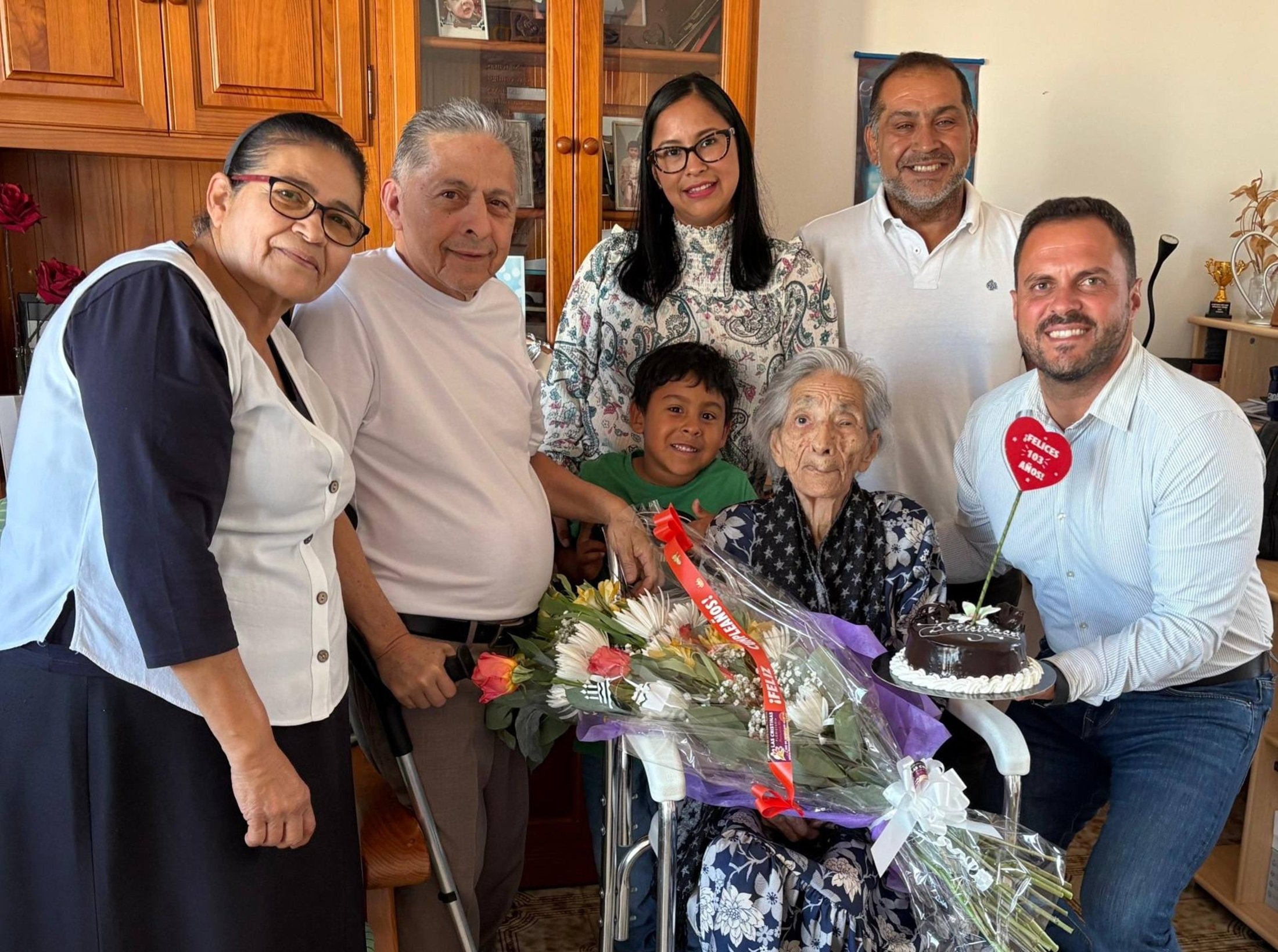 El alcalde de Arrecife, Yonathan de León, junto a doña María, y su familia, la felicita por su 103 cumpleaños