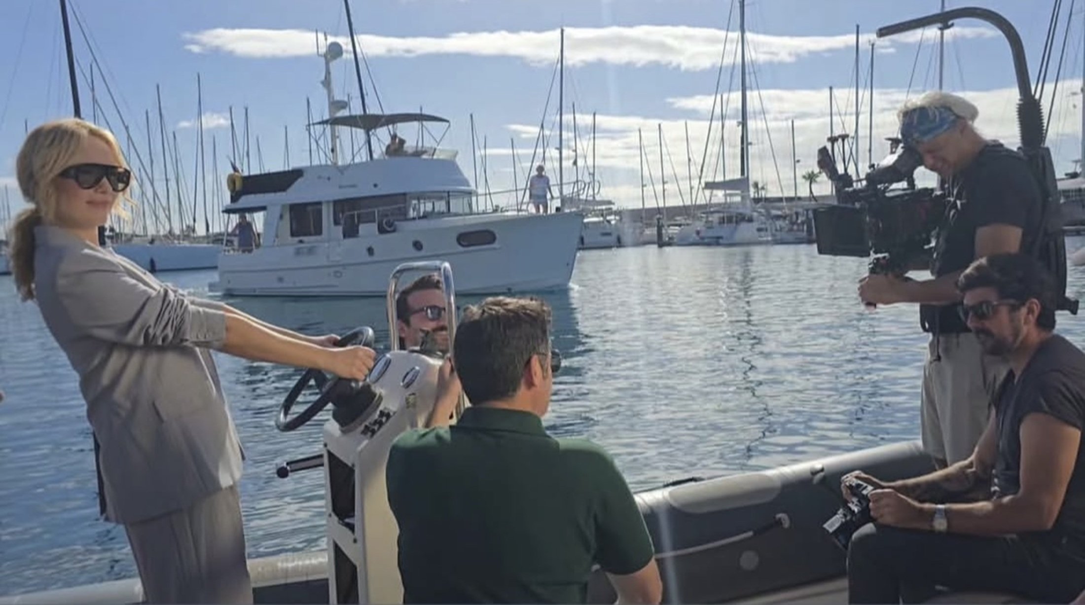 Patricia Conde junto al equipo de grabación