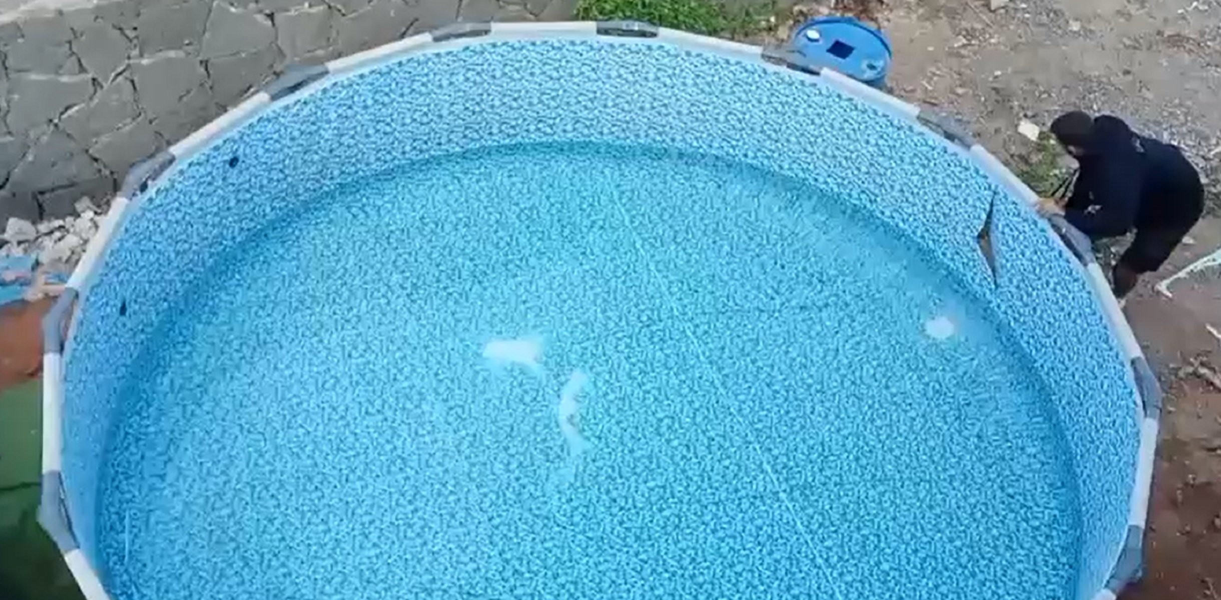 Uno de los trabajadores pinchando una de las piscinas. Foto: Cedida.