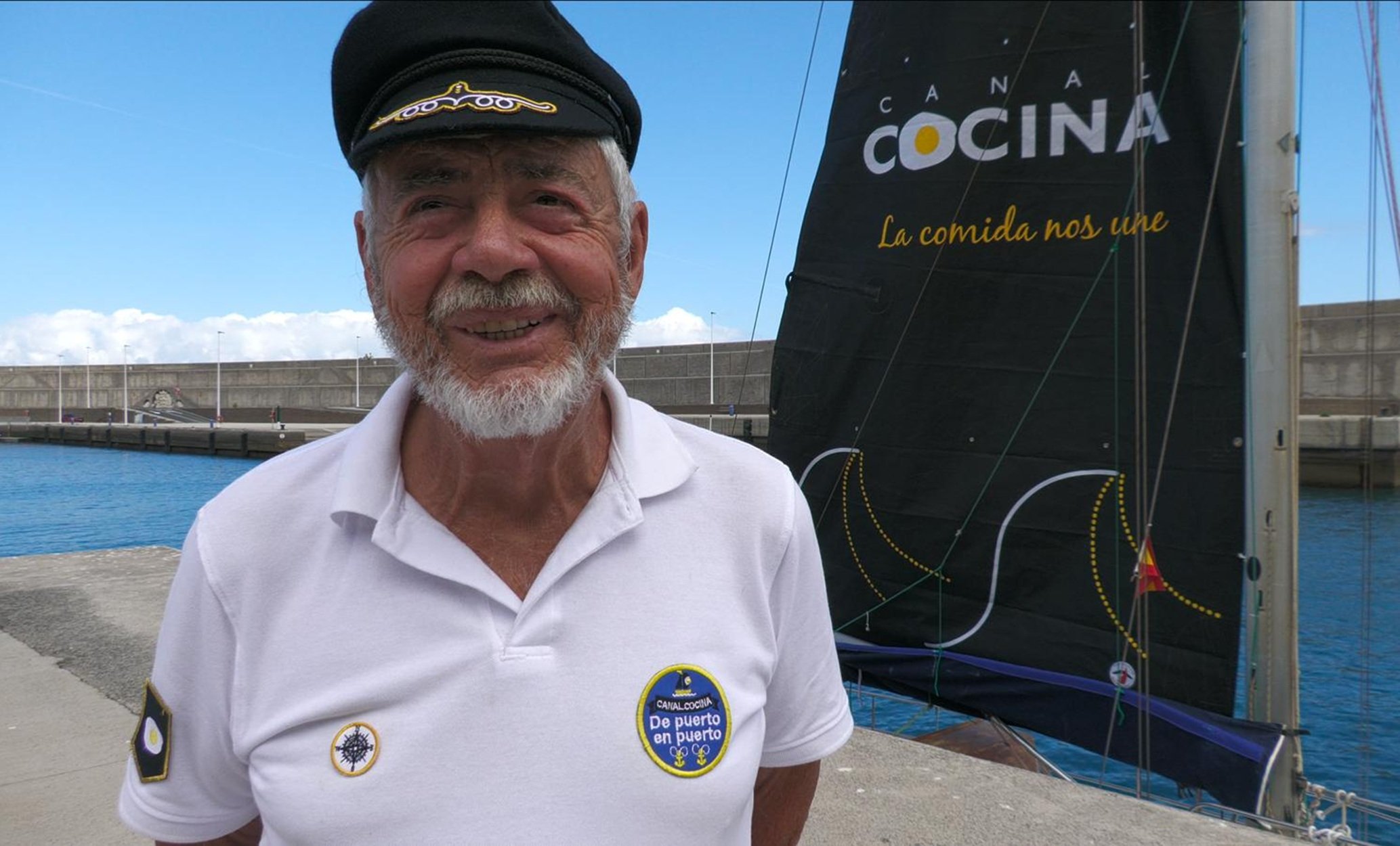 Arturo Miranda y el velero con el que ha recorrido Canarias. Gastronomía.