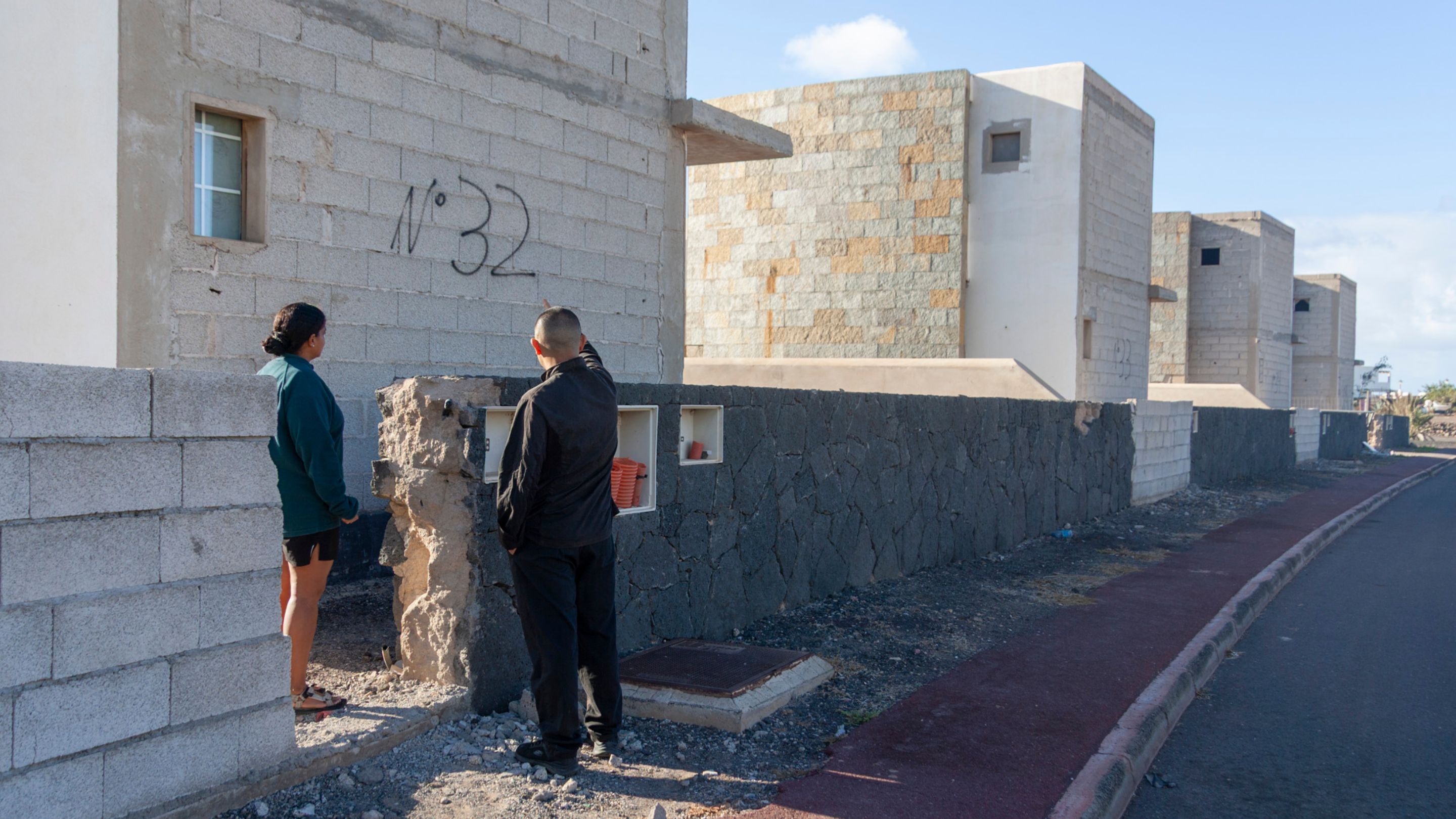 Vecinos de los inmuebles de Playa Blanca (Yaiza). Foto: Juan Mateos.