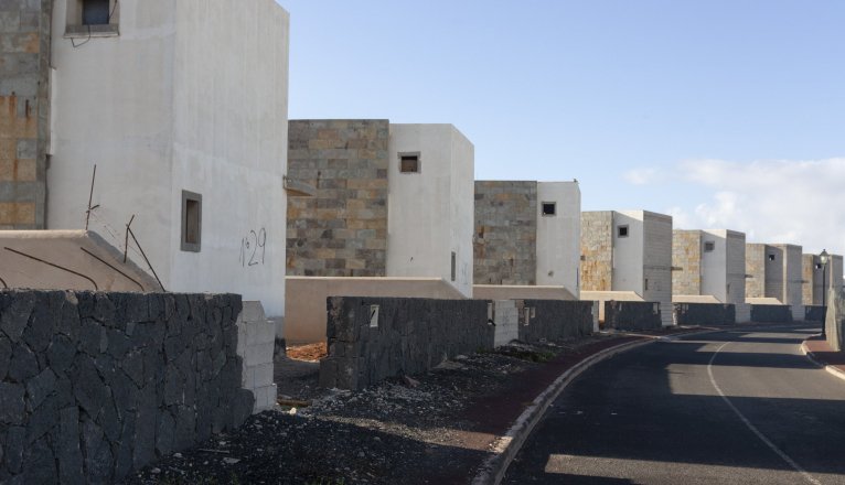 Rows of unfinished homes in Villas Camelot, Playa Blanca. Photo: Juan Mateos.