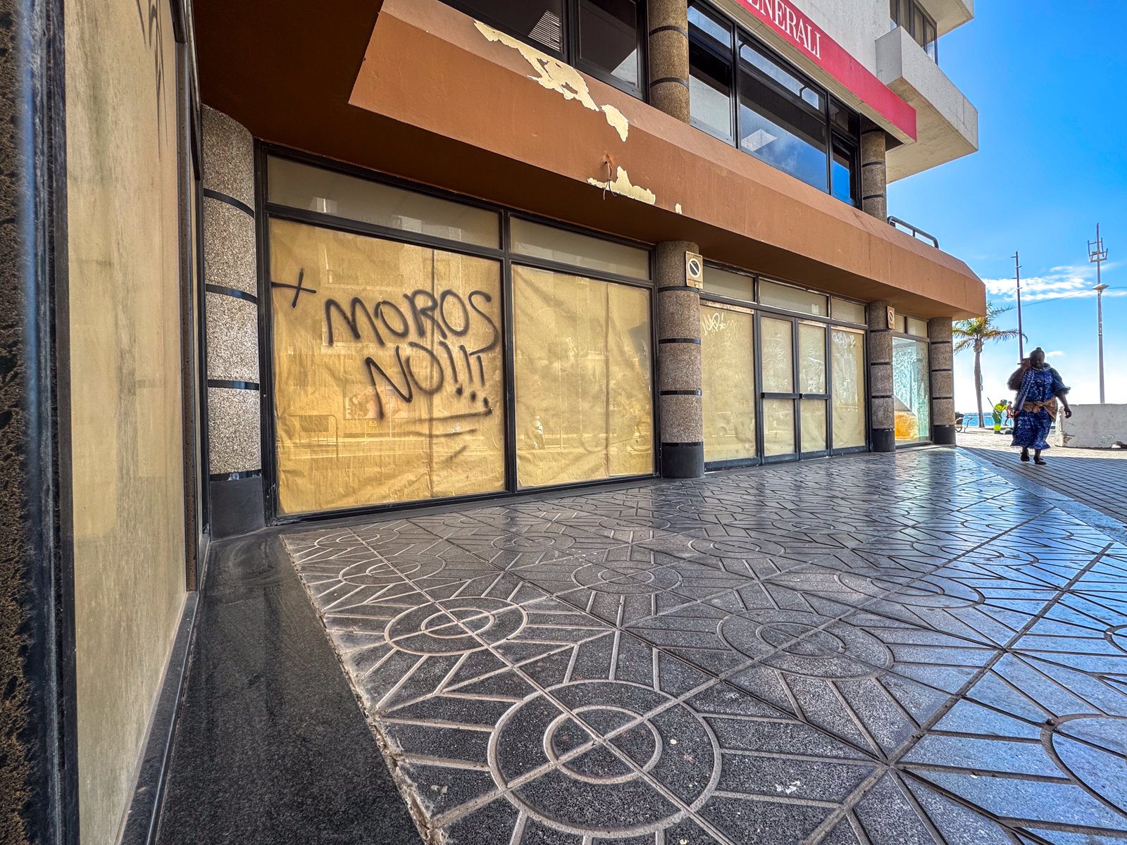 Uno de los grafitis racistas en la calle Guenia, entre Manolo Millares y la avenida Fred Olsen. Foto: La Voz.