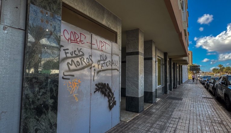 Racist graffiti on Manolo Millares Avenue. Photo: La Voz.