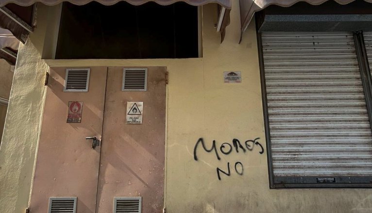 A racist graffiti on a street in Arrecife. Photo: La Voz.