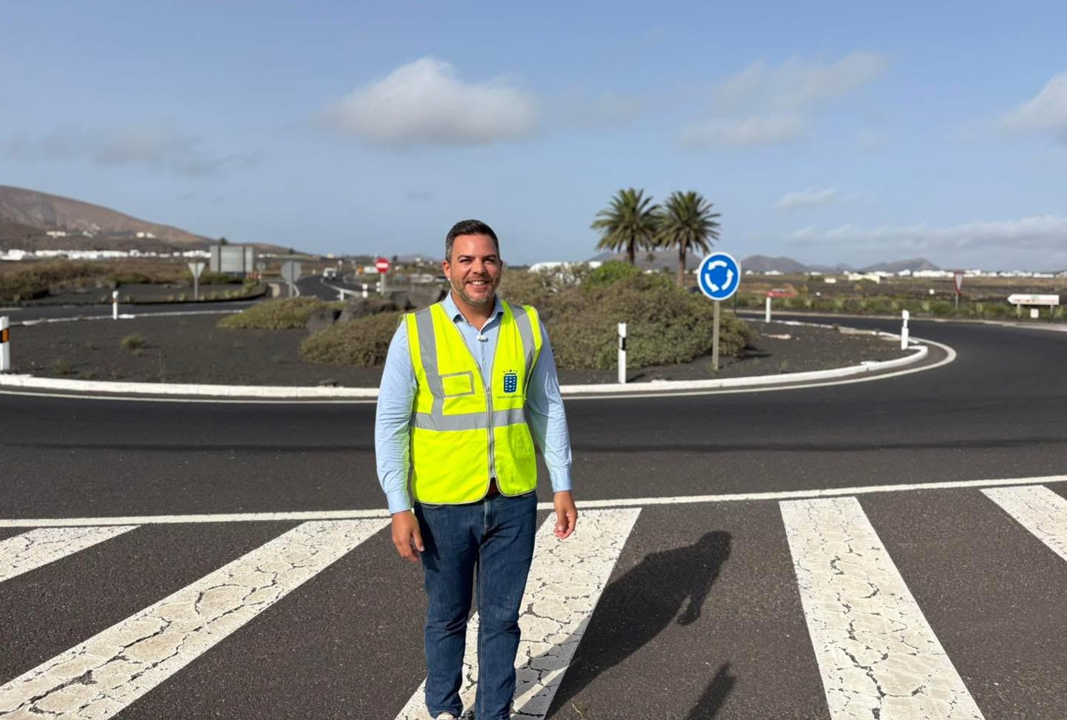 El consejero Jacobo Medina en una de las rotondas que se iluminarán