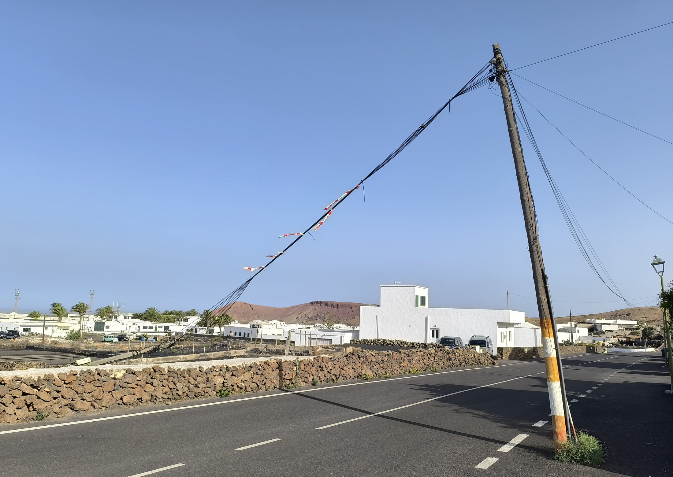 Desperfectos en uno de los postes de Tinajo