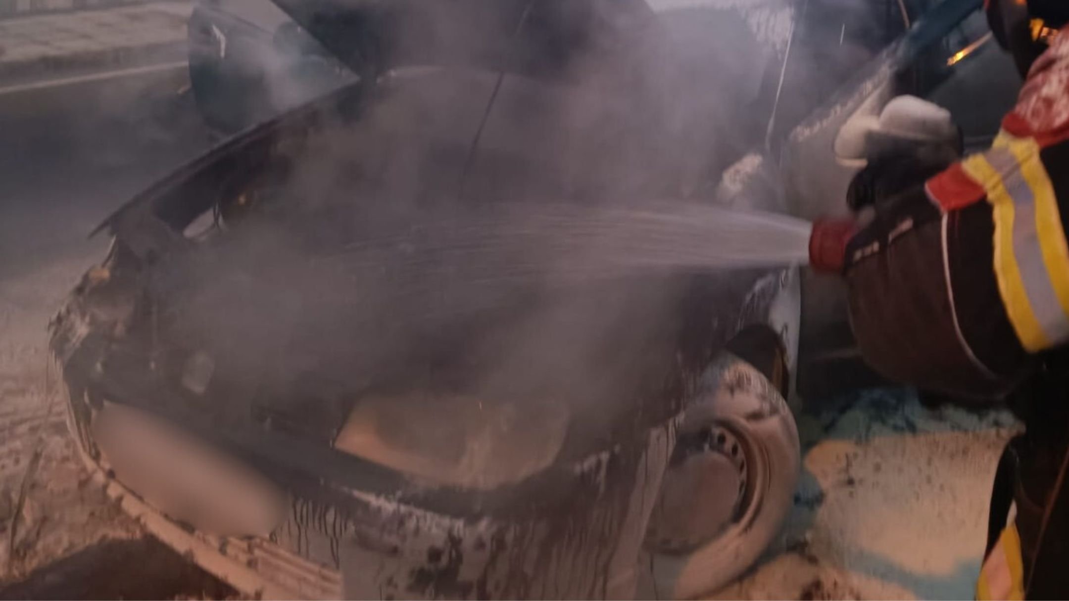 Un vehículo en llamas en San Bartolomé. 