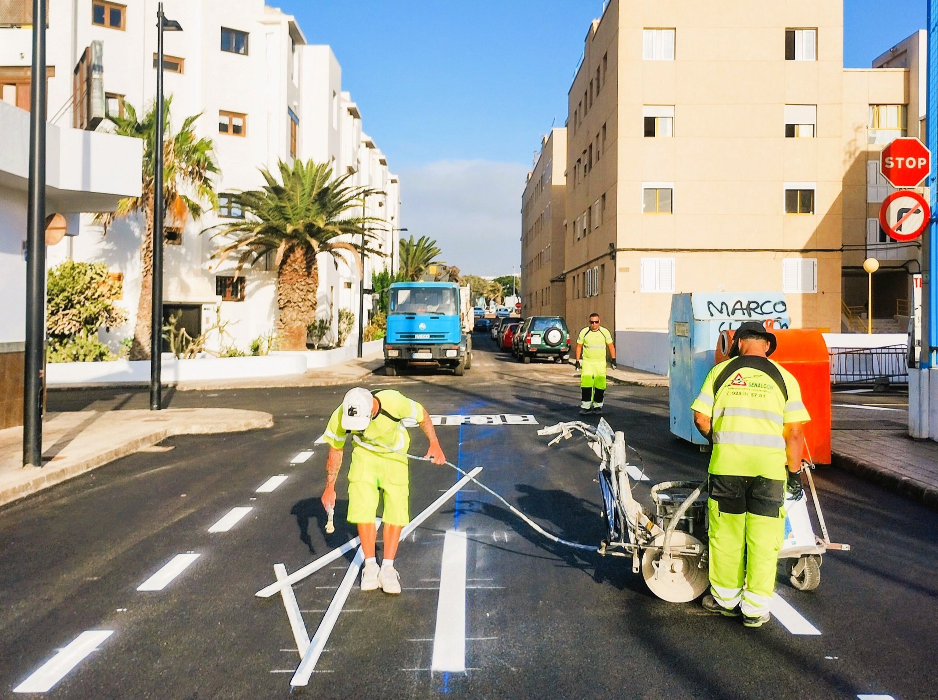 Mantenimiento y señalización de una calle de Arrecife. Foto: Ayuntamiento de Arrecife. 