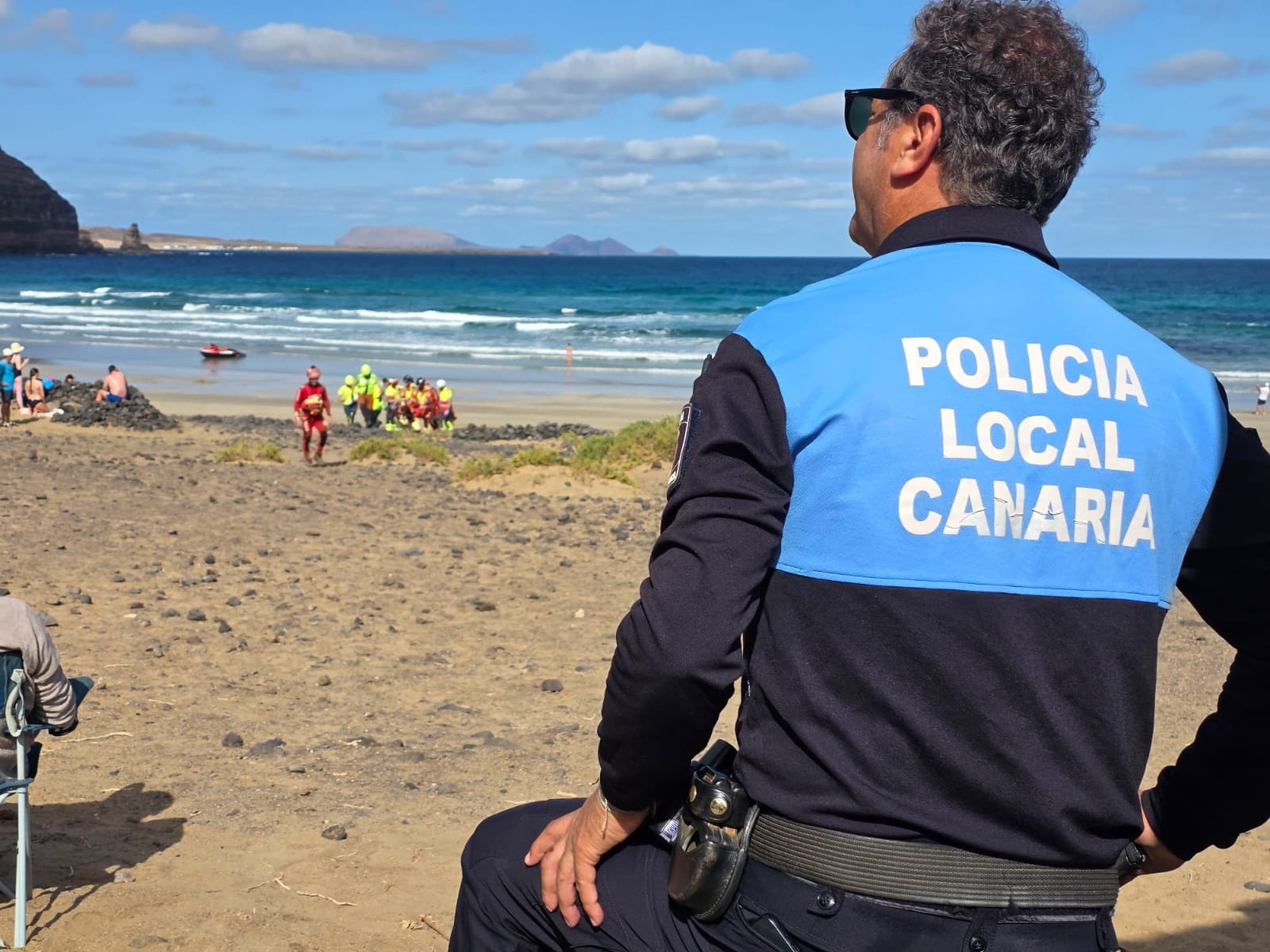 Rescate del parapentista en la playa de La Cantería