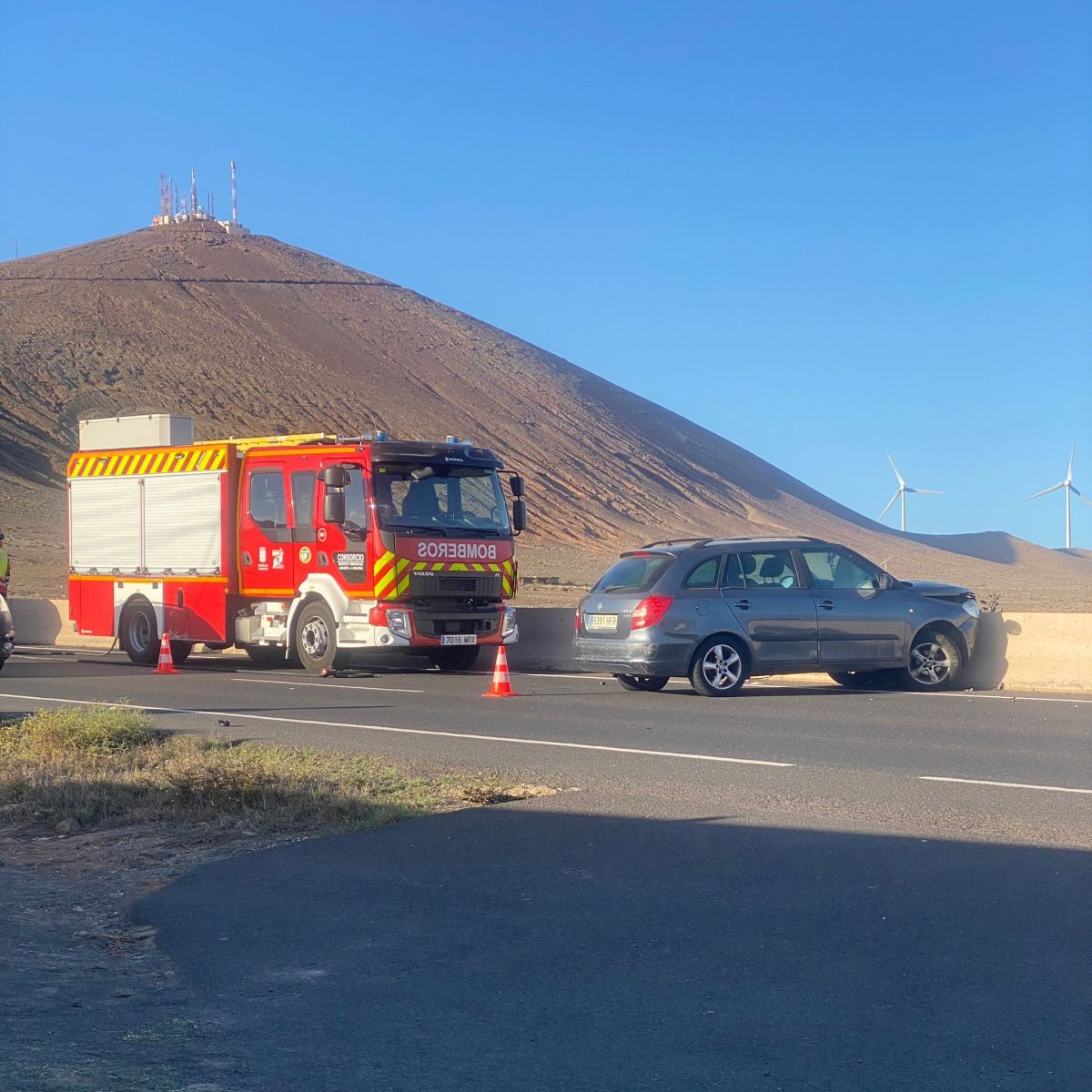 Un vehículo contra la mediana de la LZ-20