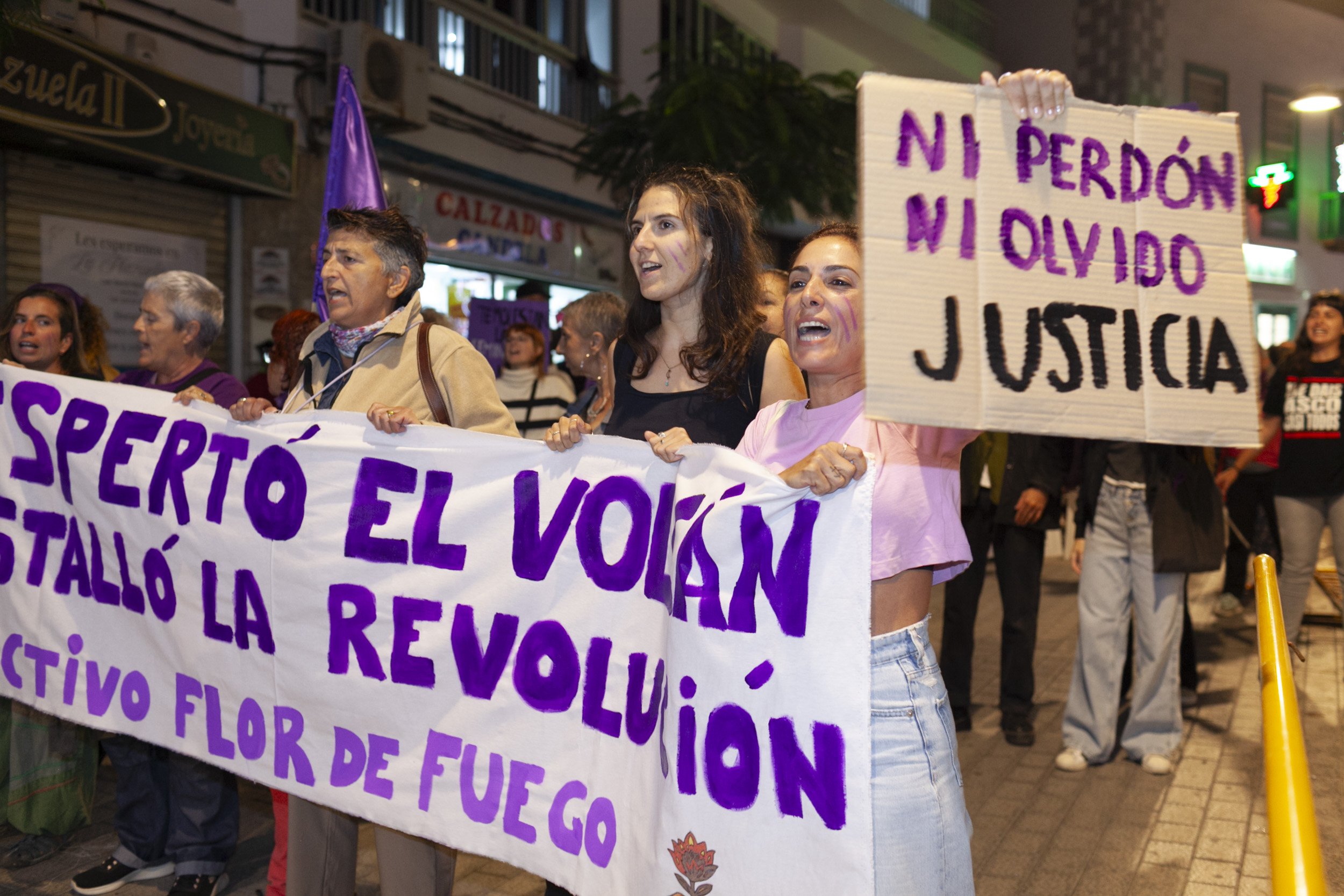 Manifestación contra la violencia machista por el 25N en Lanzarote. Fotos: Juan Mateos.