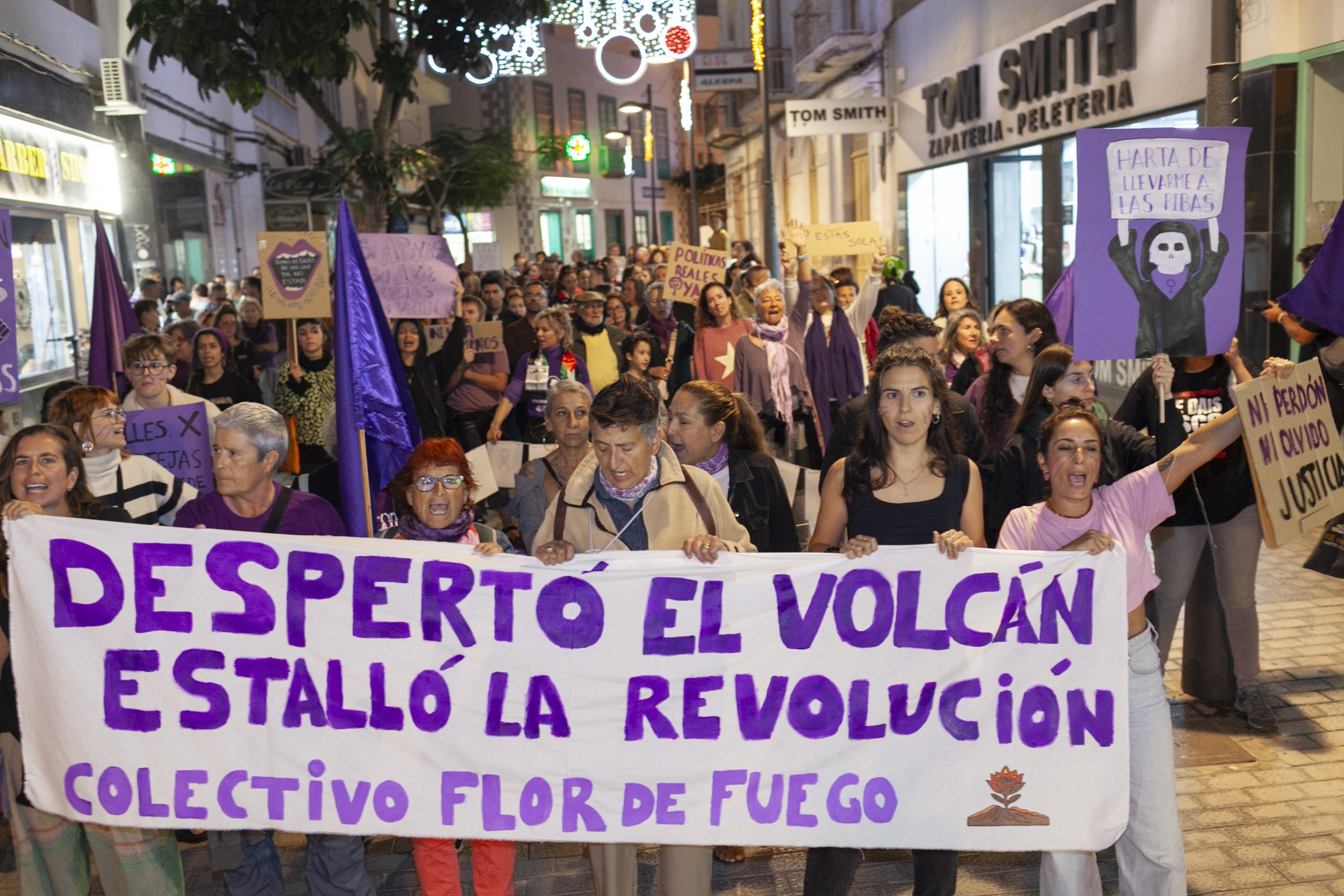 Manifestación contra la violencia machista por el 25N en Lanzarote. Fotos: Juan Mateos.