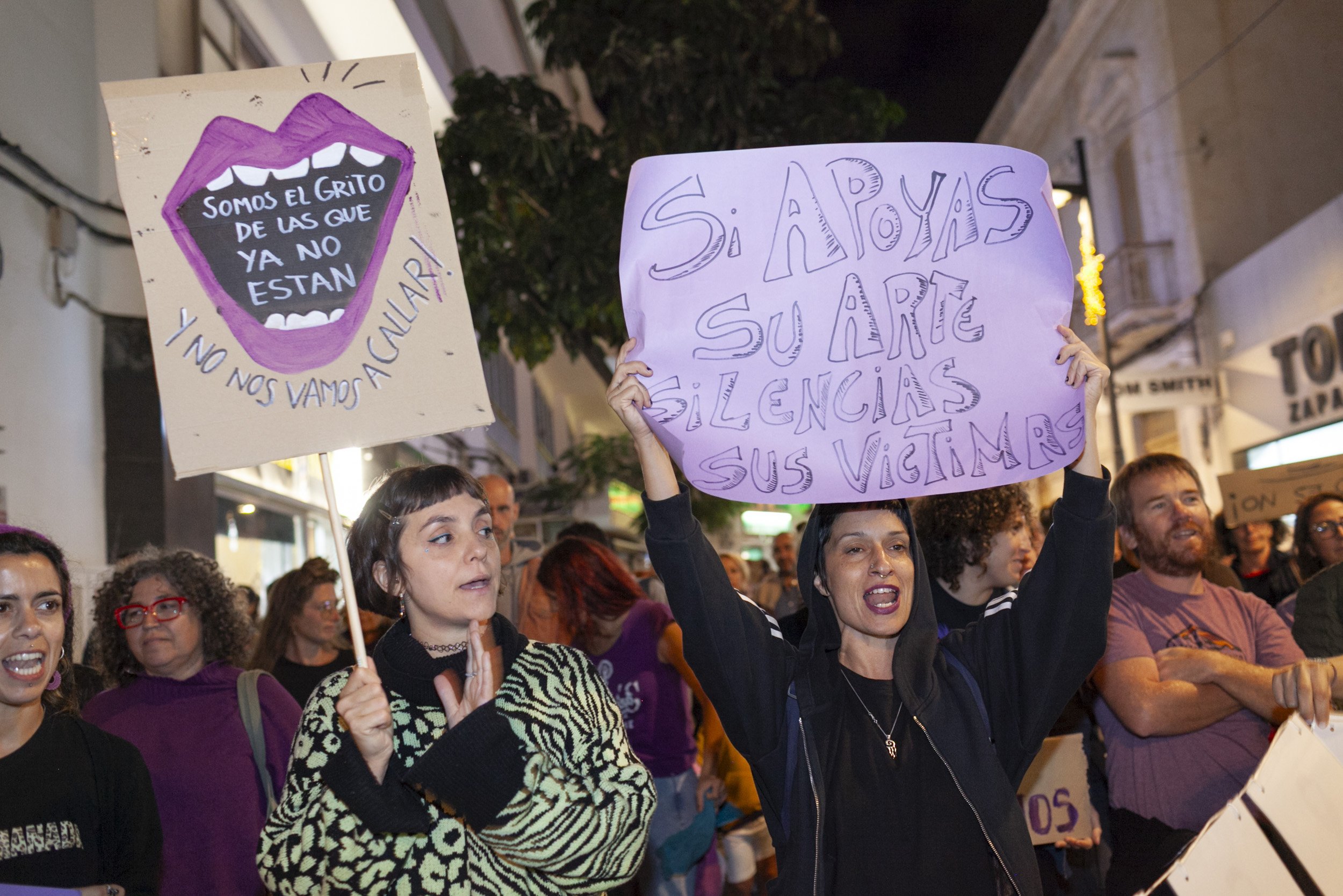 Manifestación contra la violencia machista por el 25N en Lanzarote. Fotos: Juan Mateos.