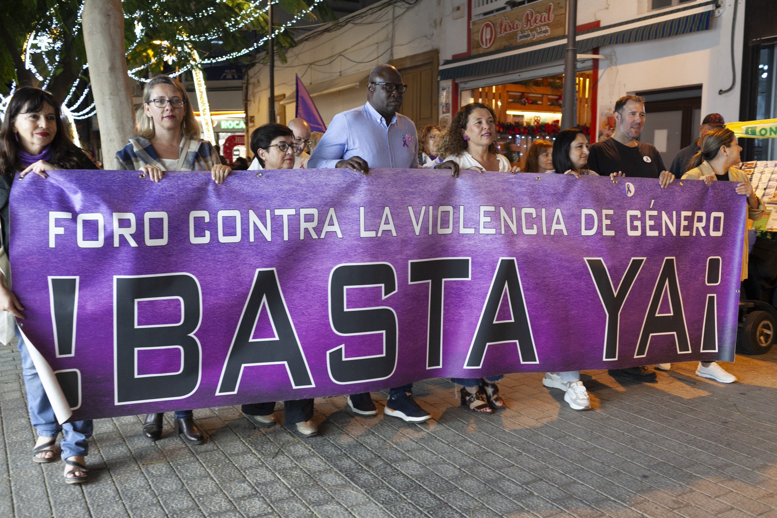 Manifestación contra la violencia machista por el 25N en Lanzarote. Fotos: Juan Mateos.