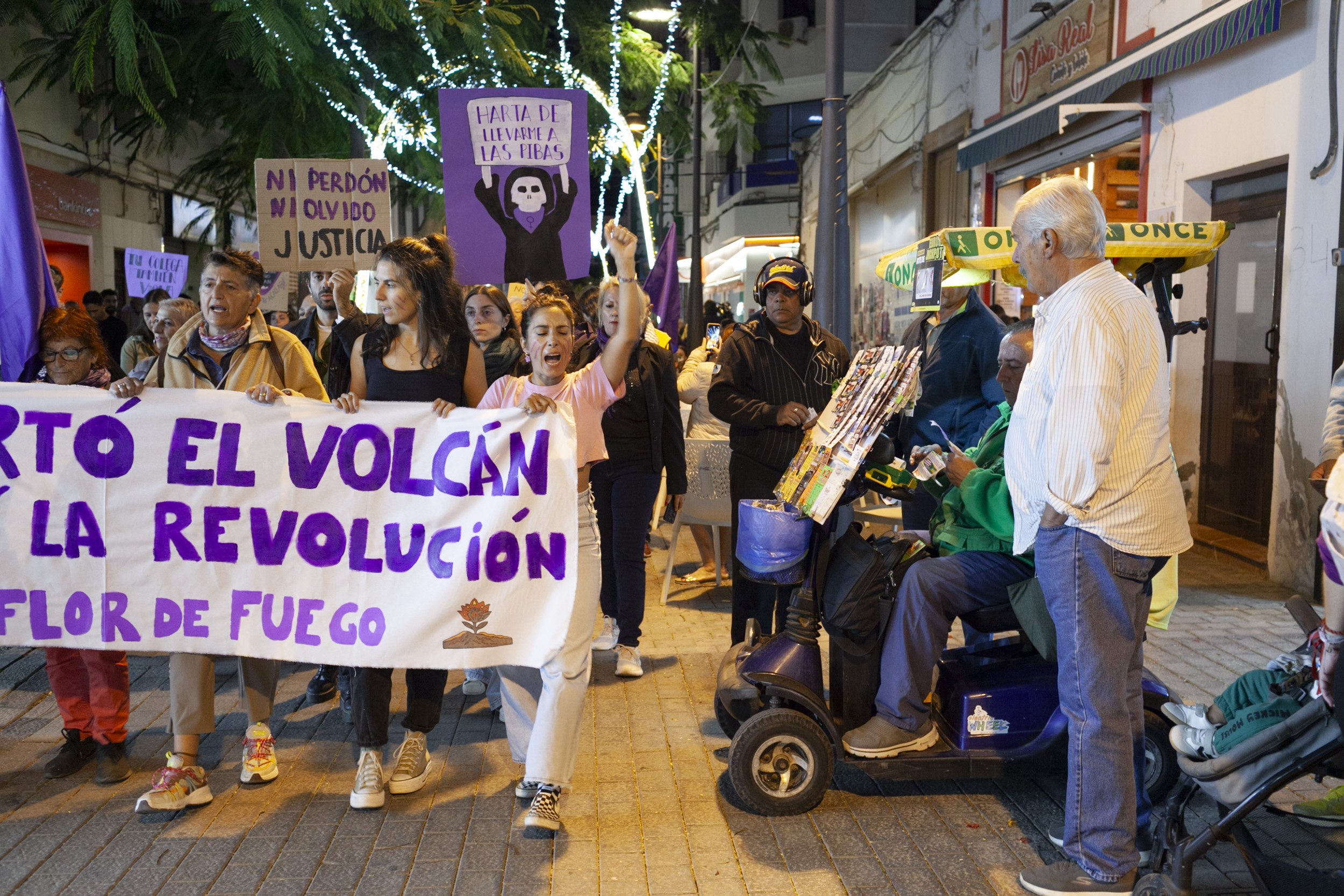 Manifestación contra la violencia machista por el 25N en Lanzarote. Fotos: Juan Mateos.
